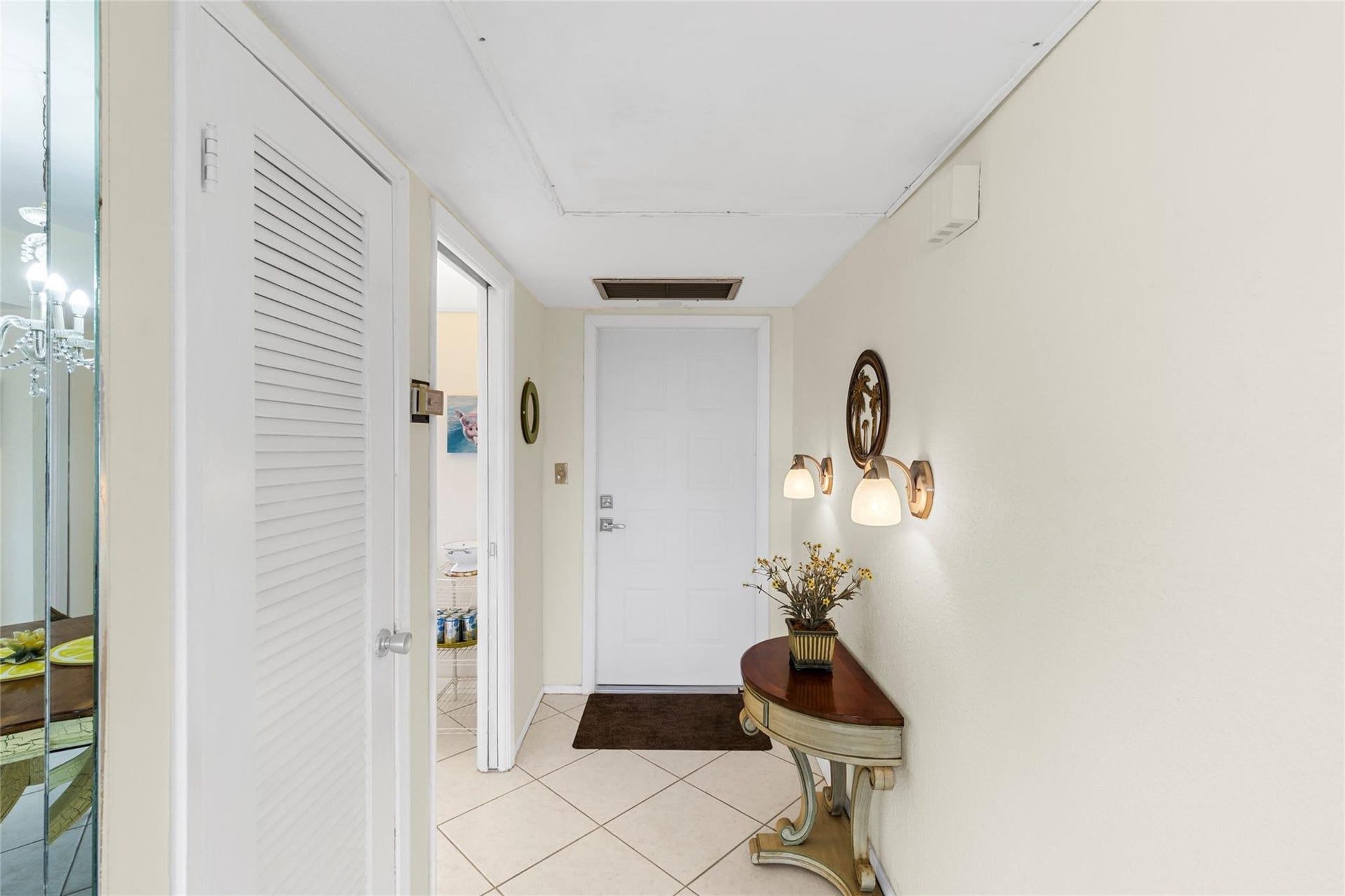 3100 N Palm Aire Drive, #803, Pompano Beach, FL 33069 Foyer entrance