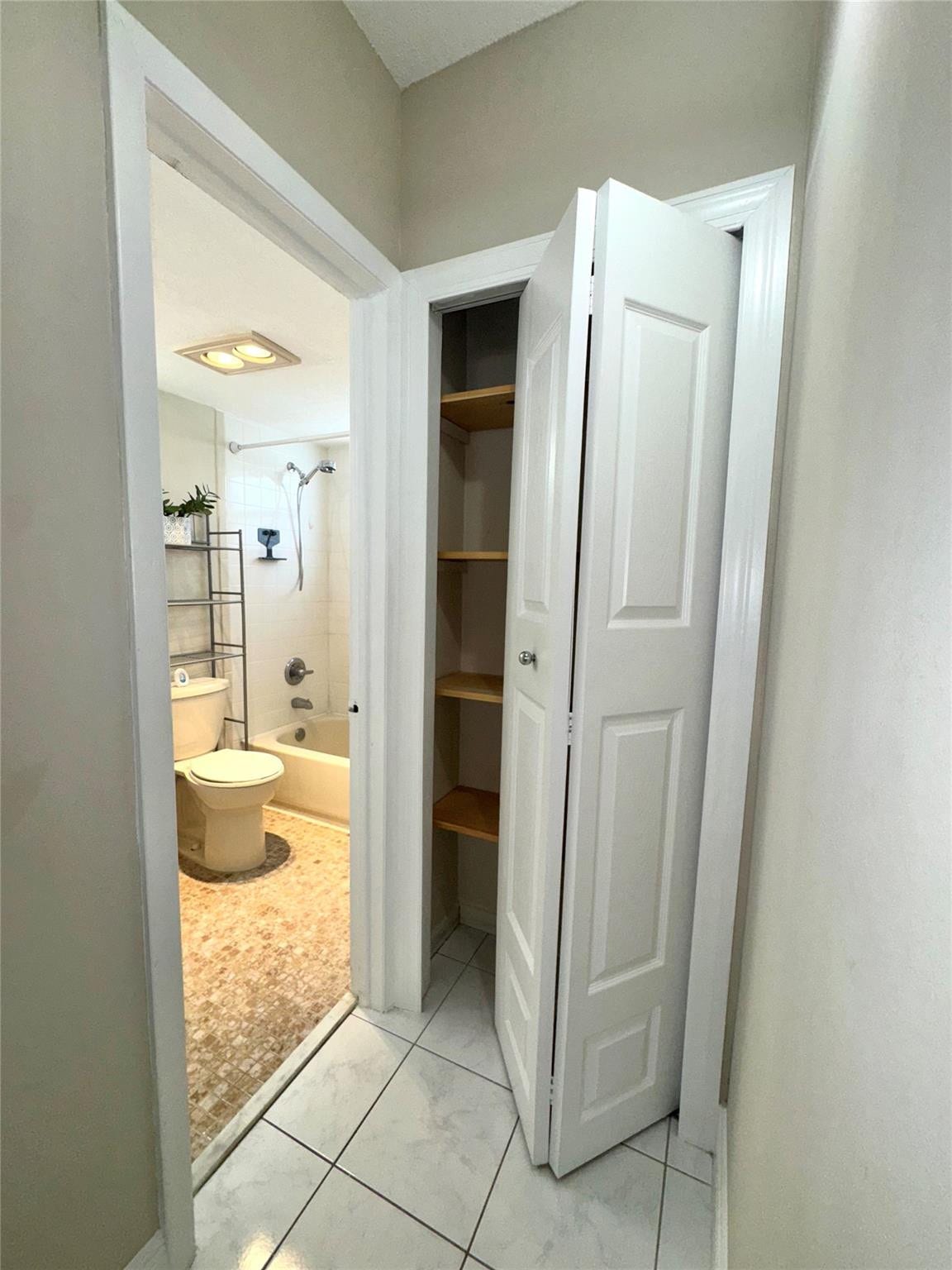 2121 N Ocean Boulevard, #2, Fort Lauderdale, Fort Lauderdale, FL 33305 Large Pantry closet