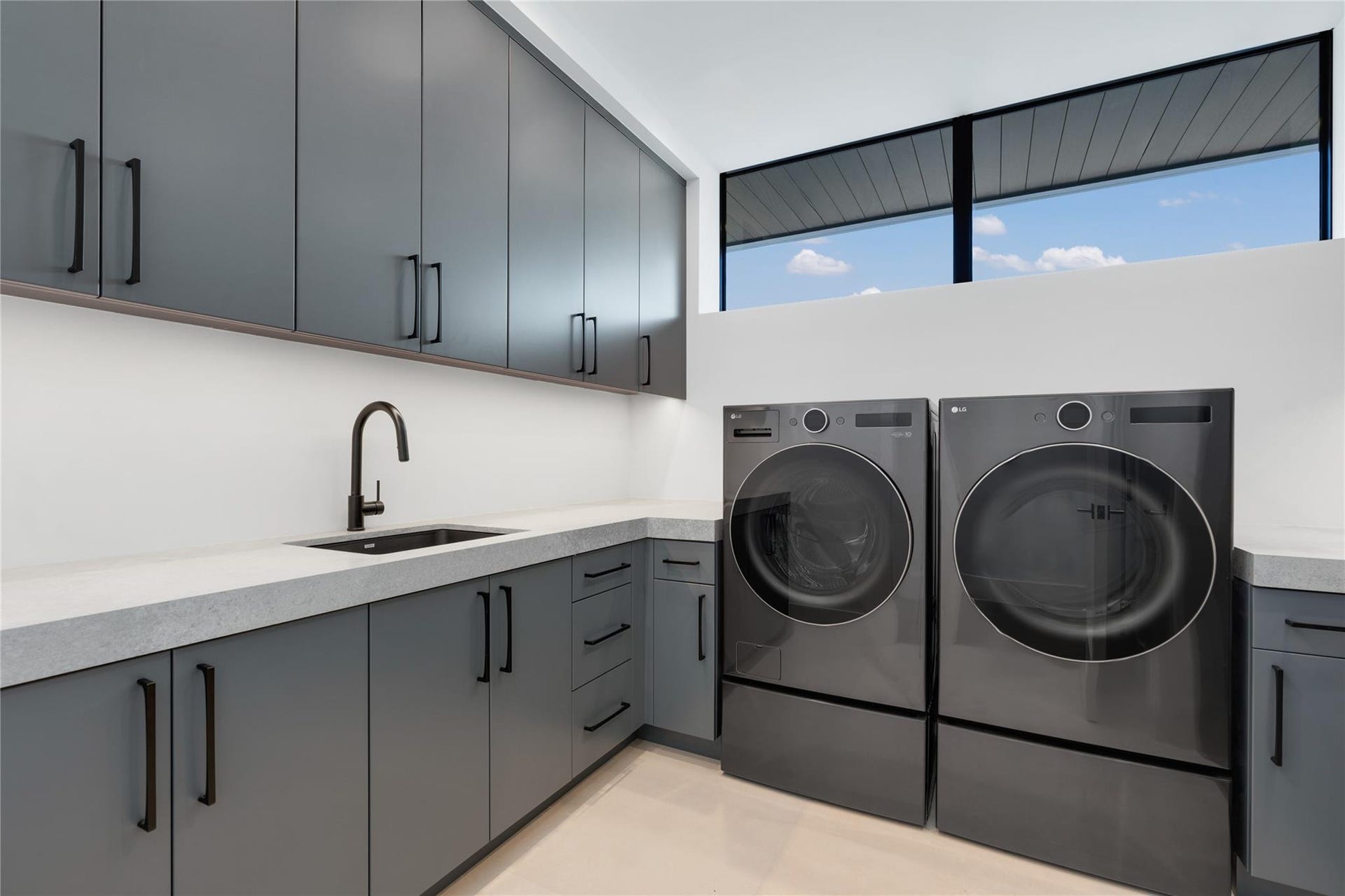 1500 SE 14th Street, Fort Lauderdale, FL 33316 2nd floor laundry room w/steamer