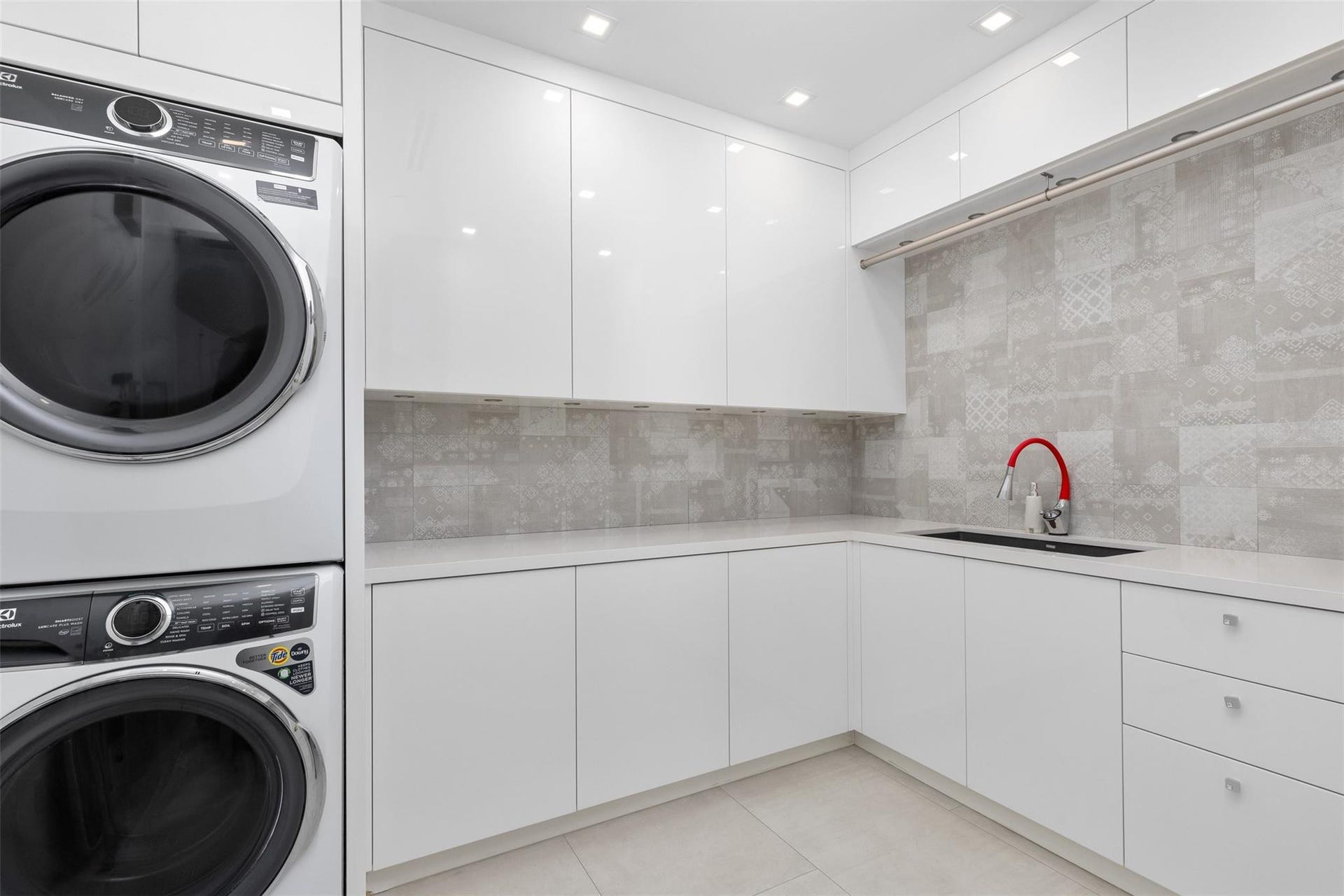 2140 N Ocean Boulevard, #V, Fort Lauderdale, FL 33305 Laundry Room