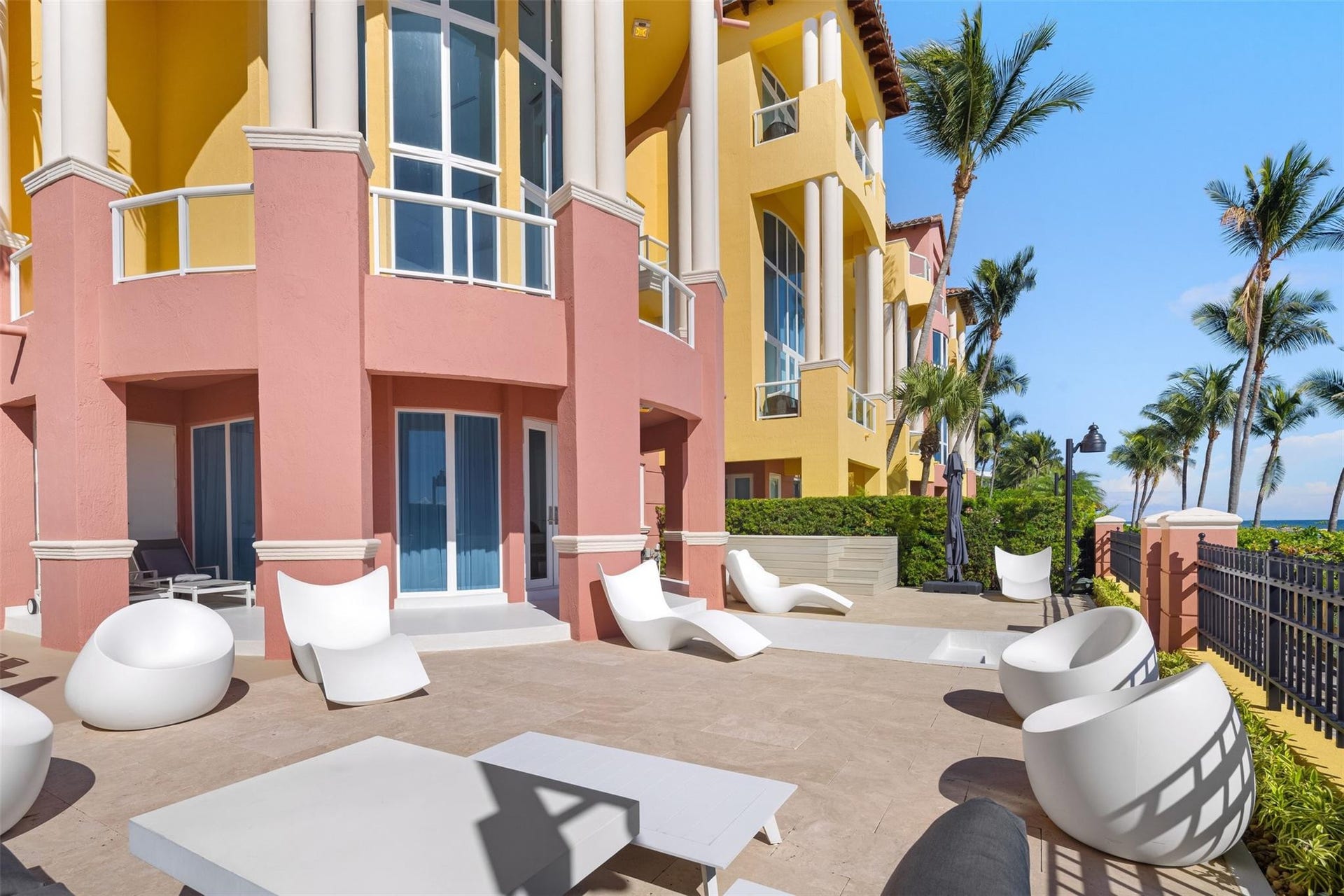 2140 N Ocean Boulevard, #V, Fort Lauderdale, FL 33305 Plenty of seating!