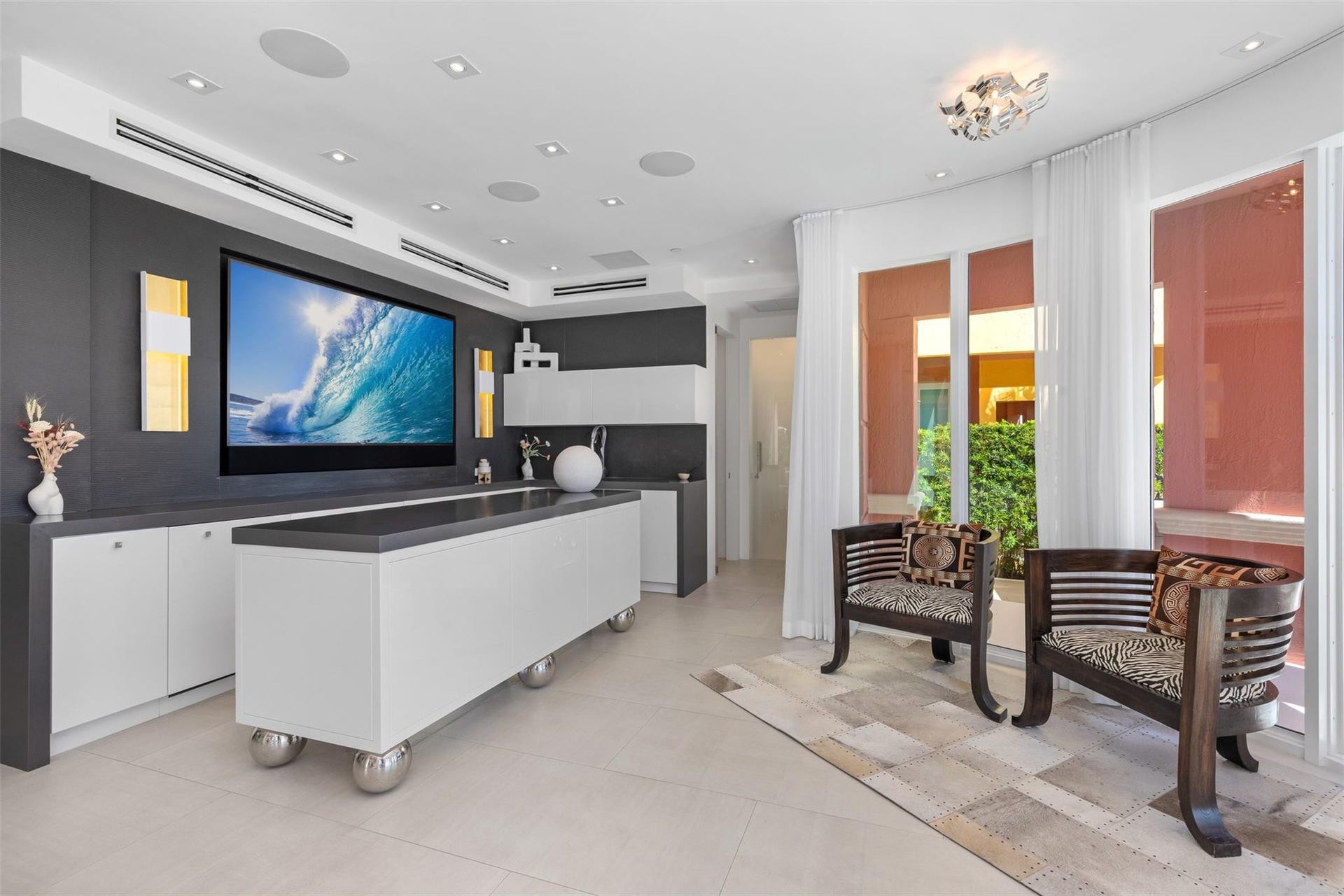 2140 N Ocean Boulevard, #V, Fort Lauderdale, FL 33305 1st Floor Lounge, sub-zero refrigerator and freezer drawers. Dishwasher, microwave and ice-maker.