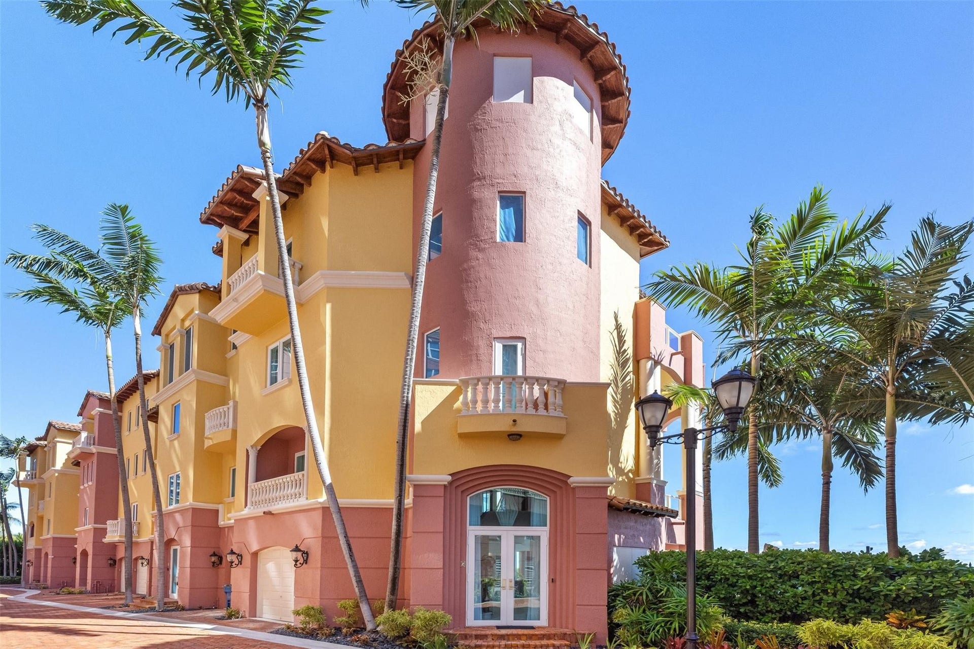 2140 N Ocean Boulevard, #V, Fort Lauderdale, FL 33305 End unit with lots of light.