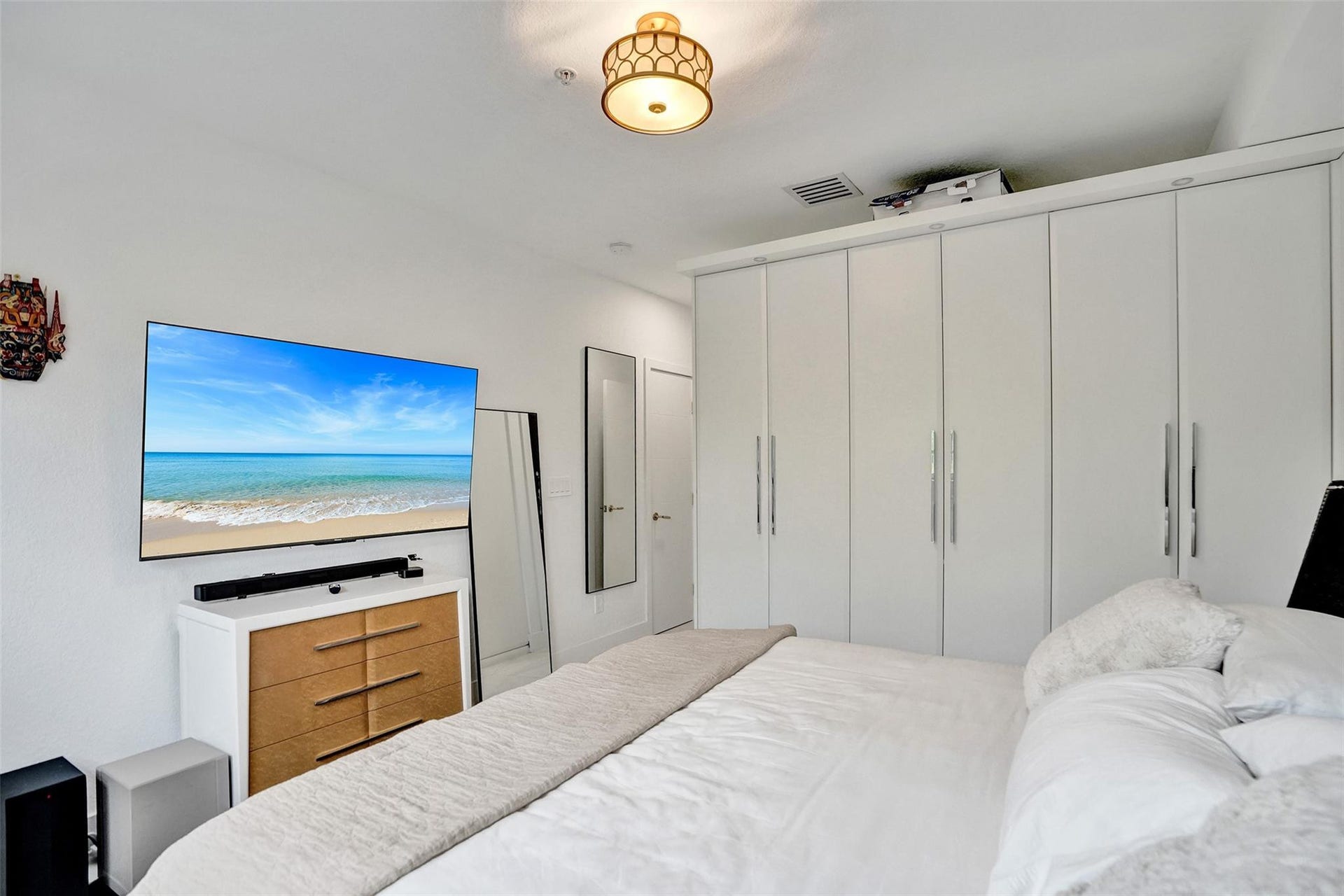Guest bedroom with ensuite bath