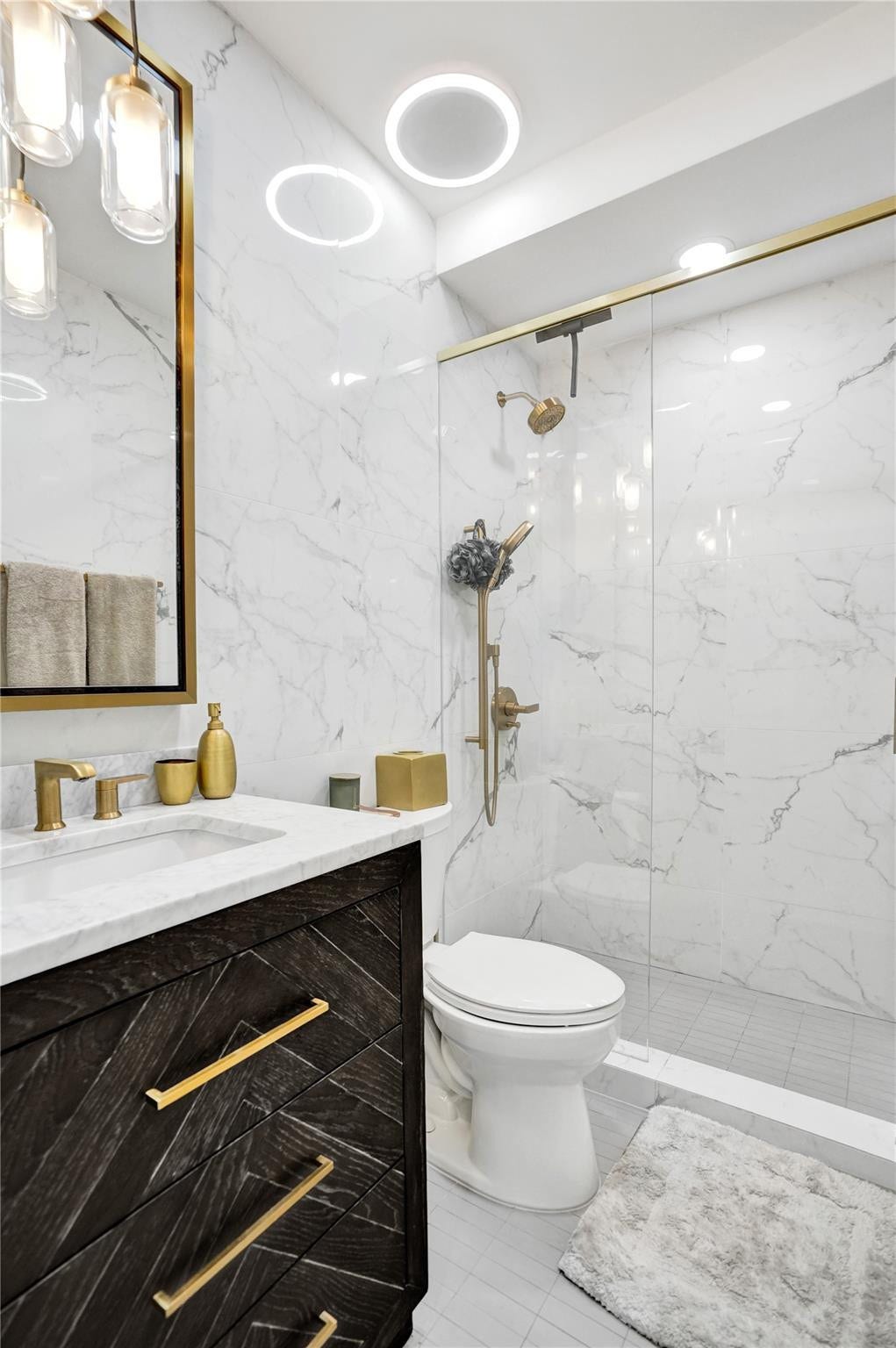 Guest bedroom with ensuite bath