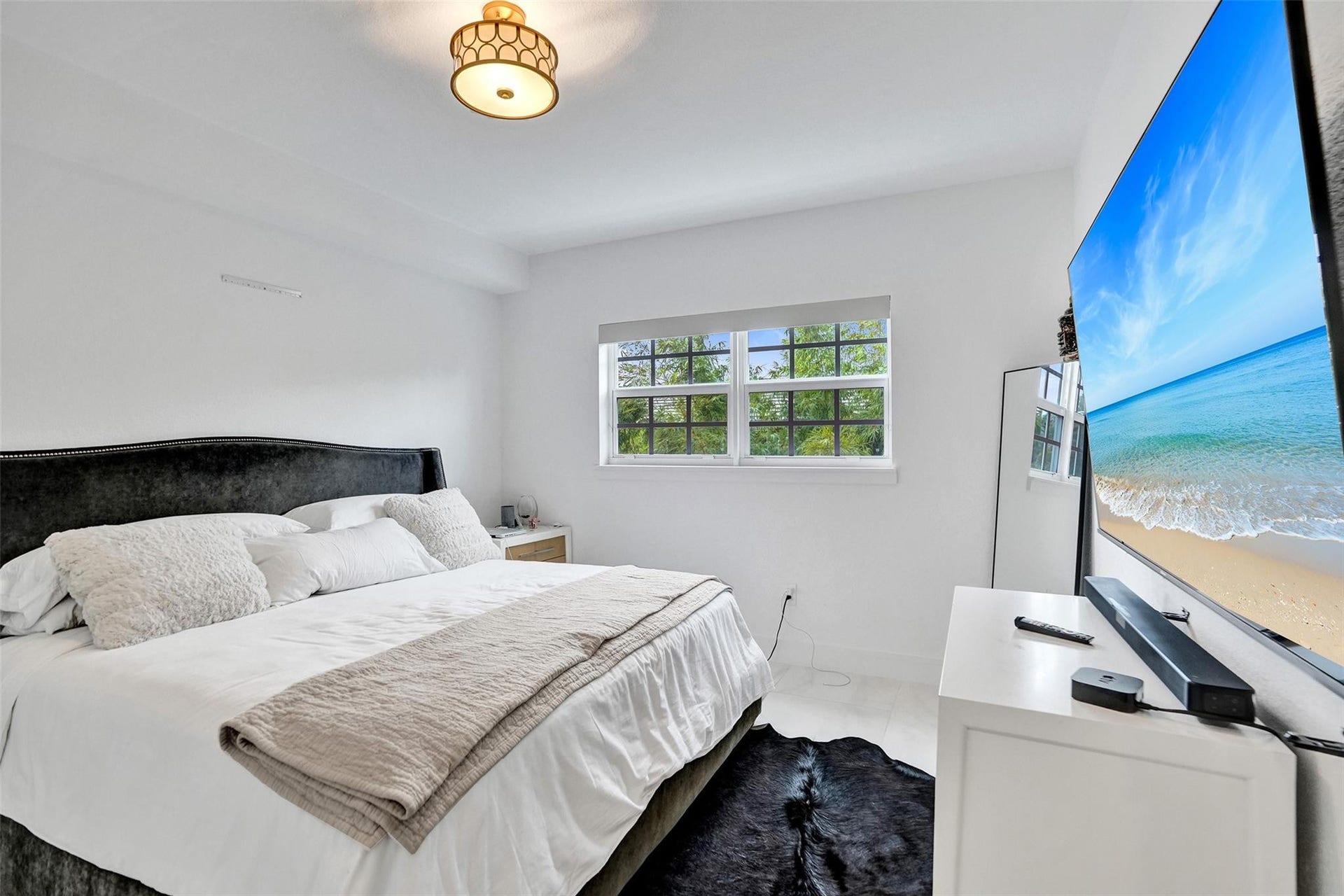 Guest bedroom with ensuite bath