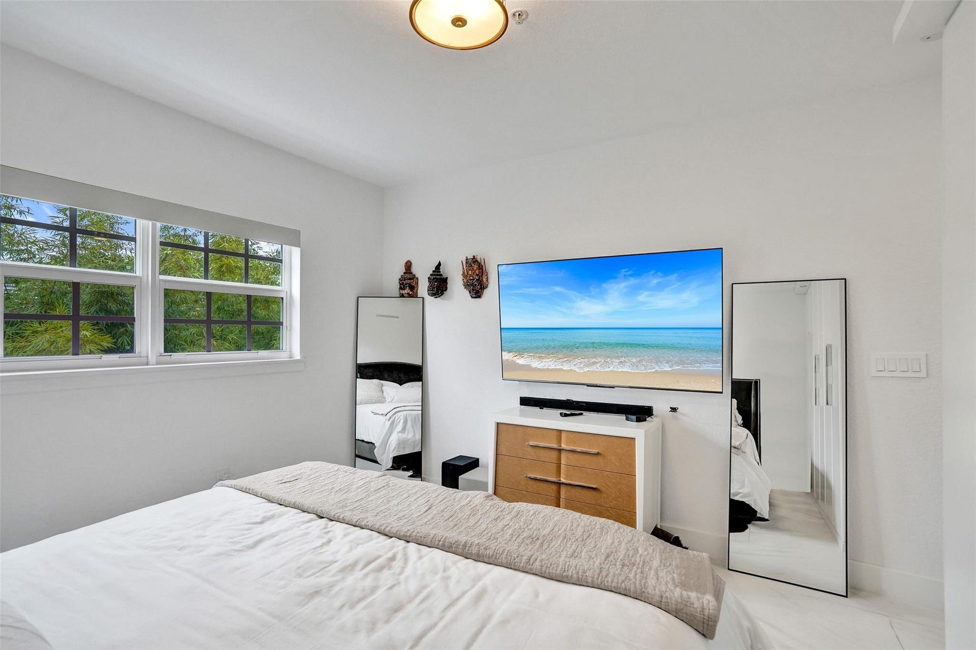 Guest bedroom with ensuite bath