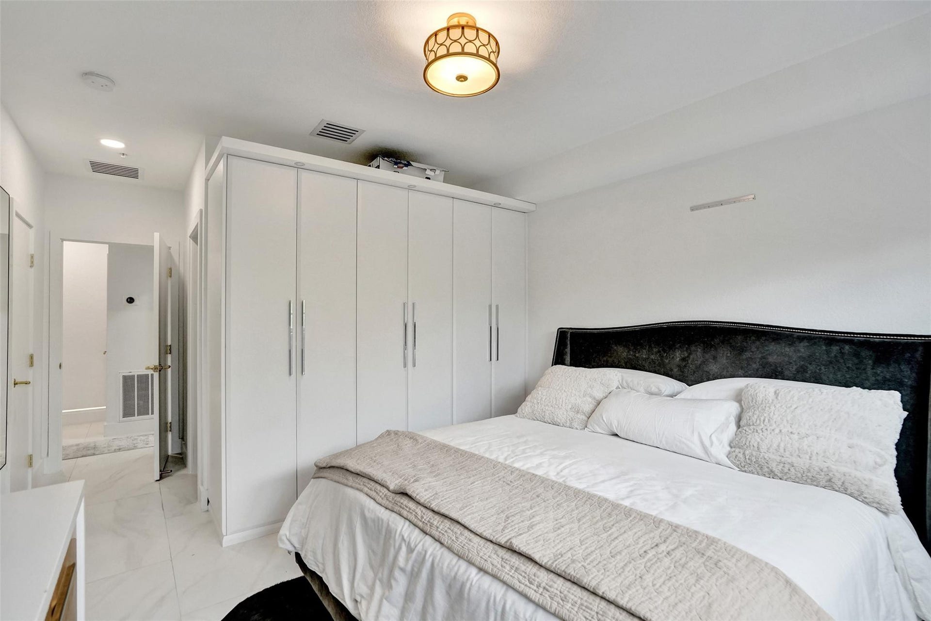 Guest bedroom with ensuite bath