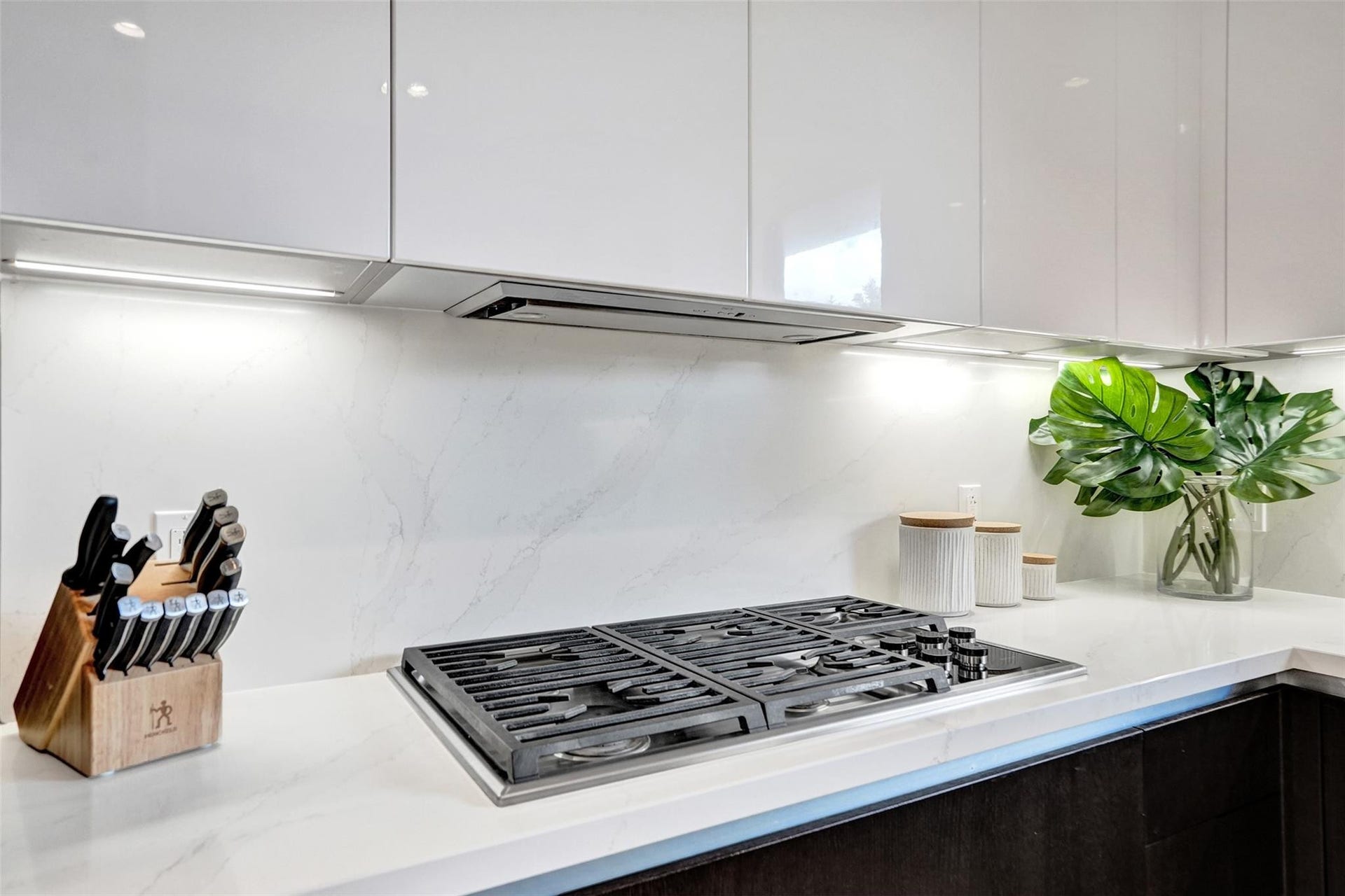 3030 N Ocean Boulevard, #S104, Fort Lauderdale, FL 33308 Wolf gas cooktop