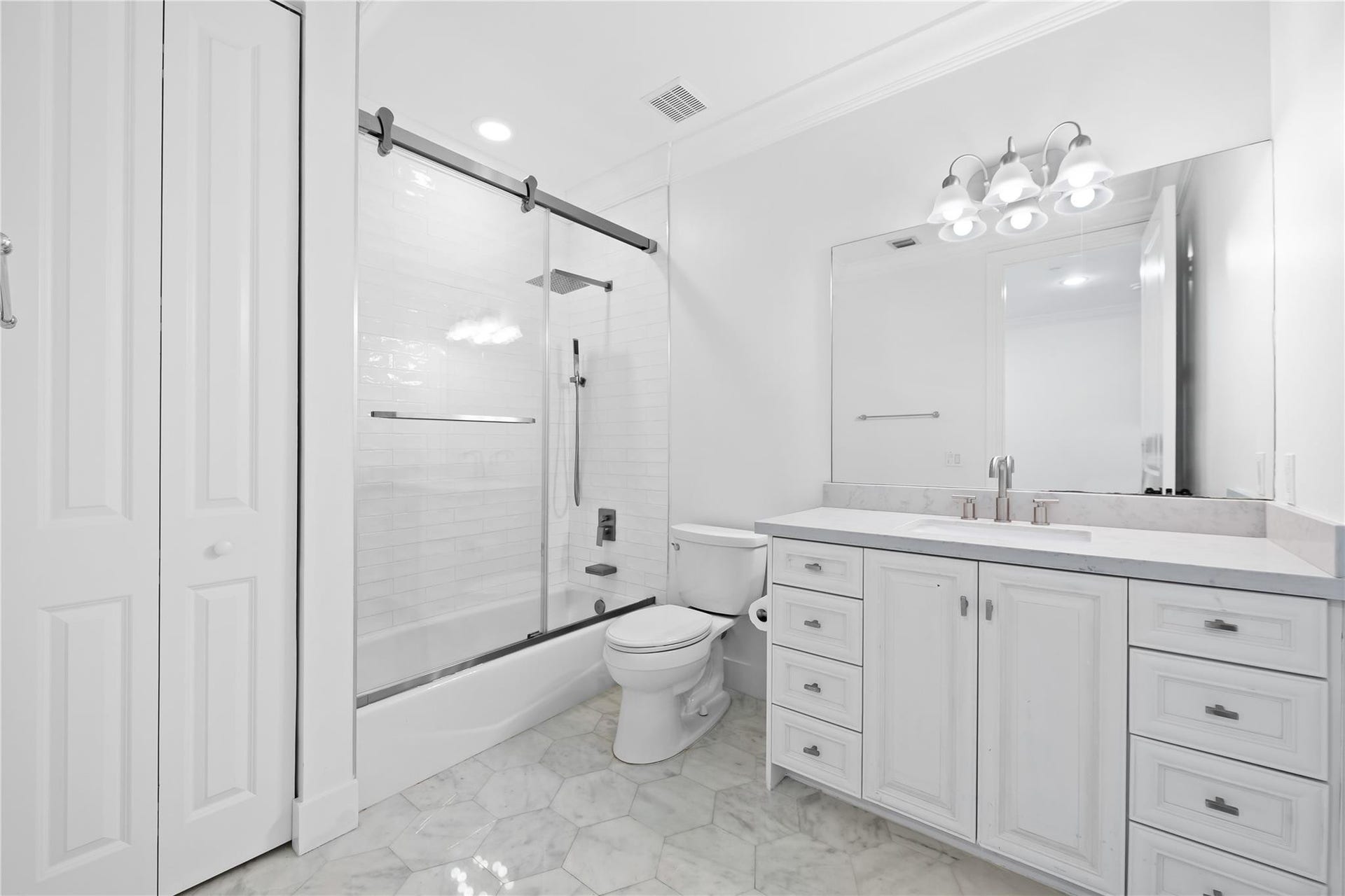 218 NE 15th Avenue, #218, Fort Lauderdale, FL 33301 2nd bathroom