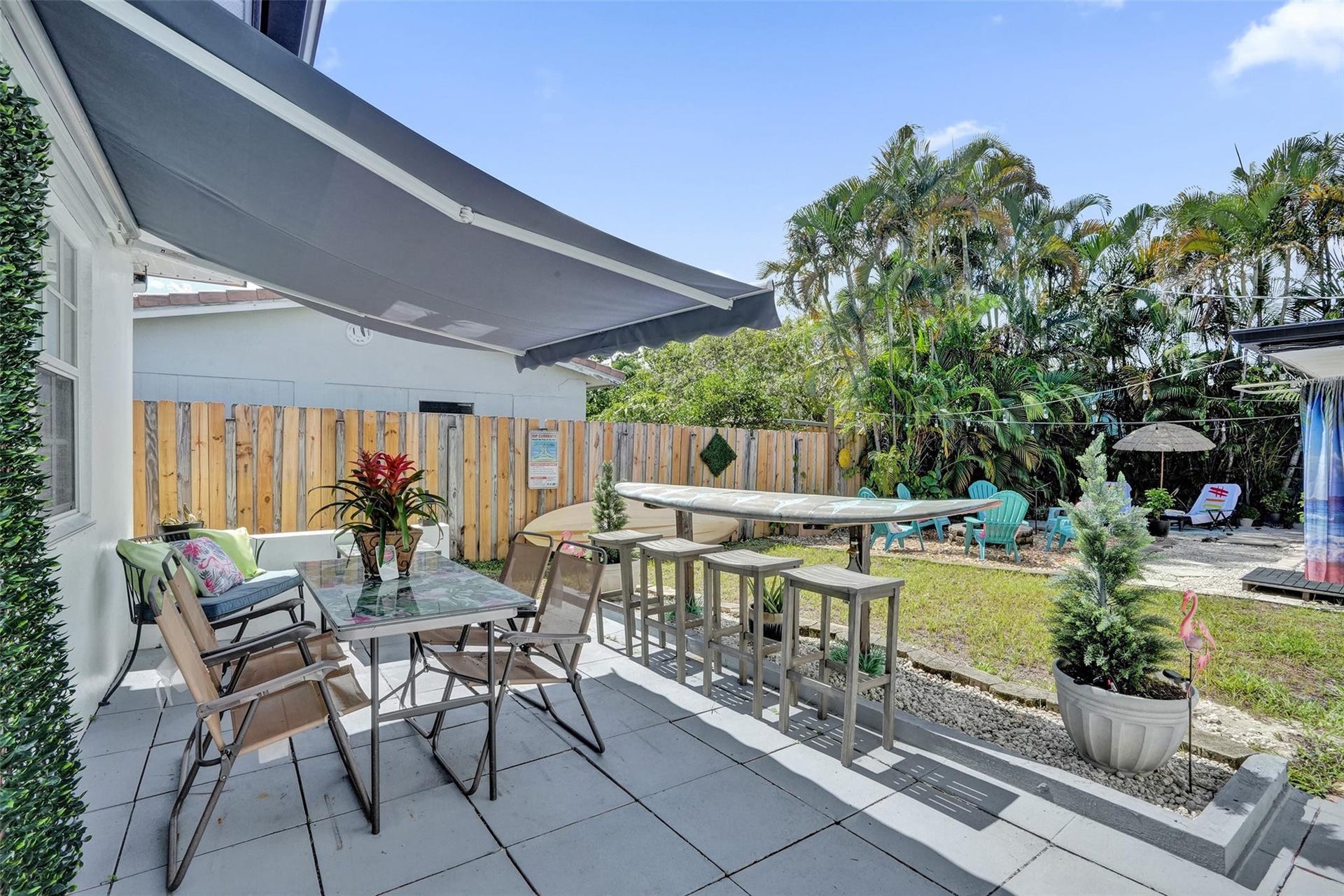 90 NE 26th Street, Wilton Manors, FL 33305 retractable awning