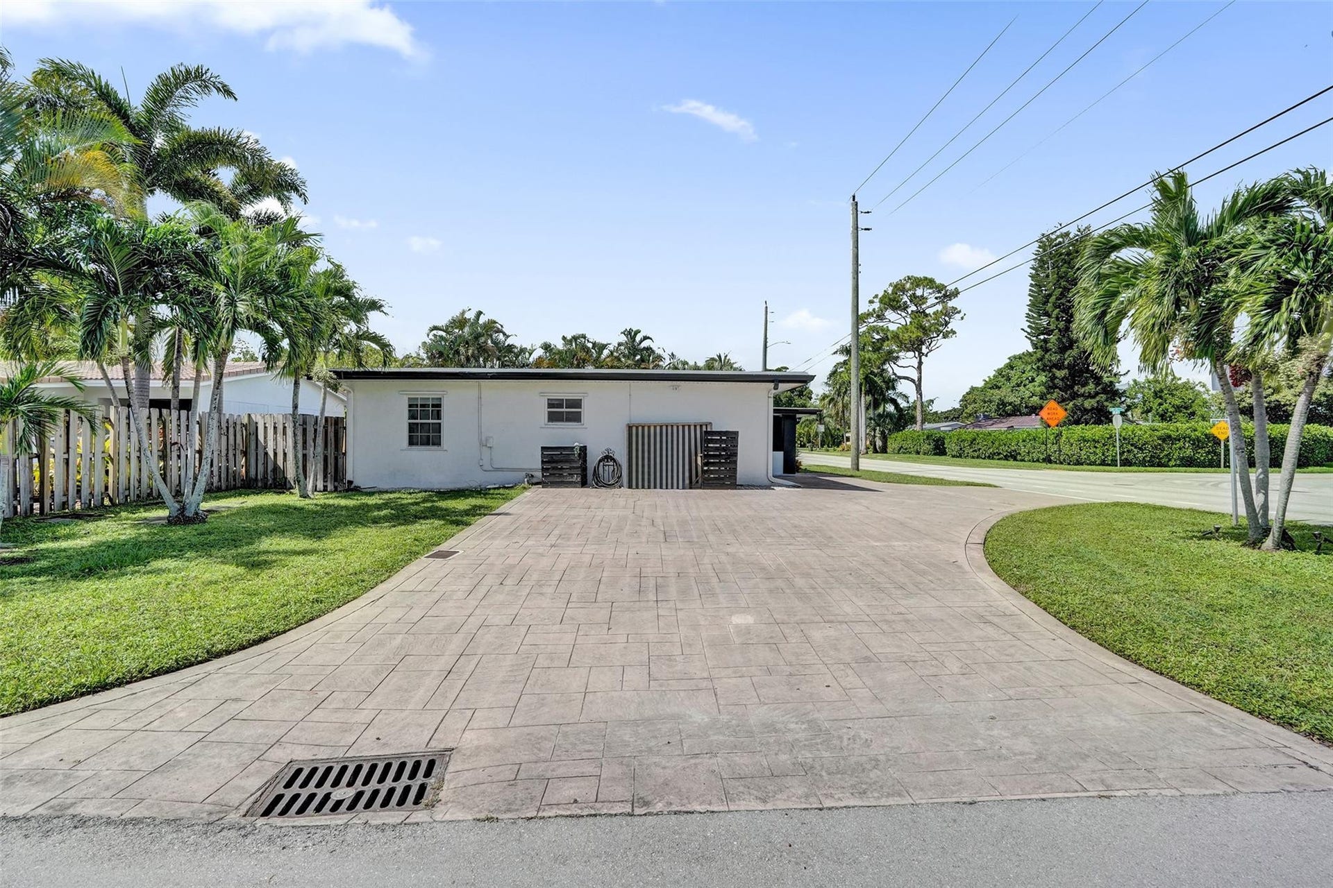 90 NE 26th Street, Wilton Manors, FL 33305 Large corner lot with circular driveway