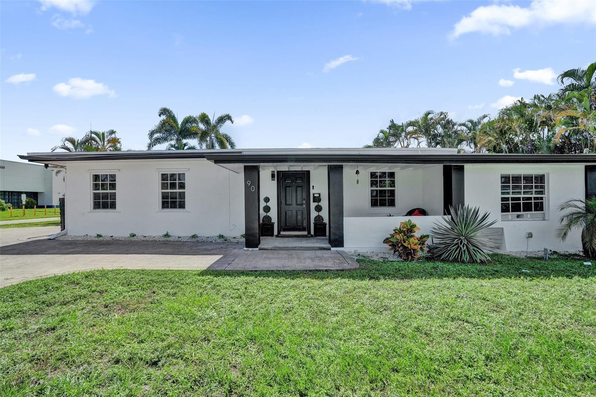 90 NE 26th Street, Wilton Manors, FL 33305 Stylish front