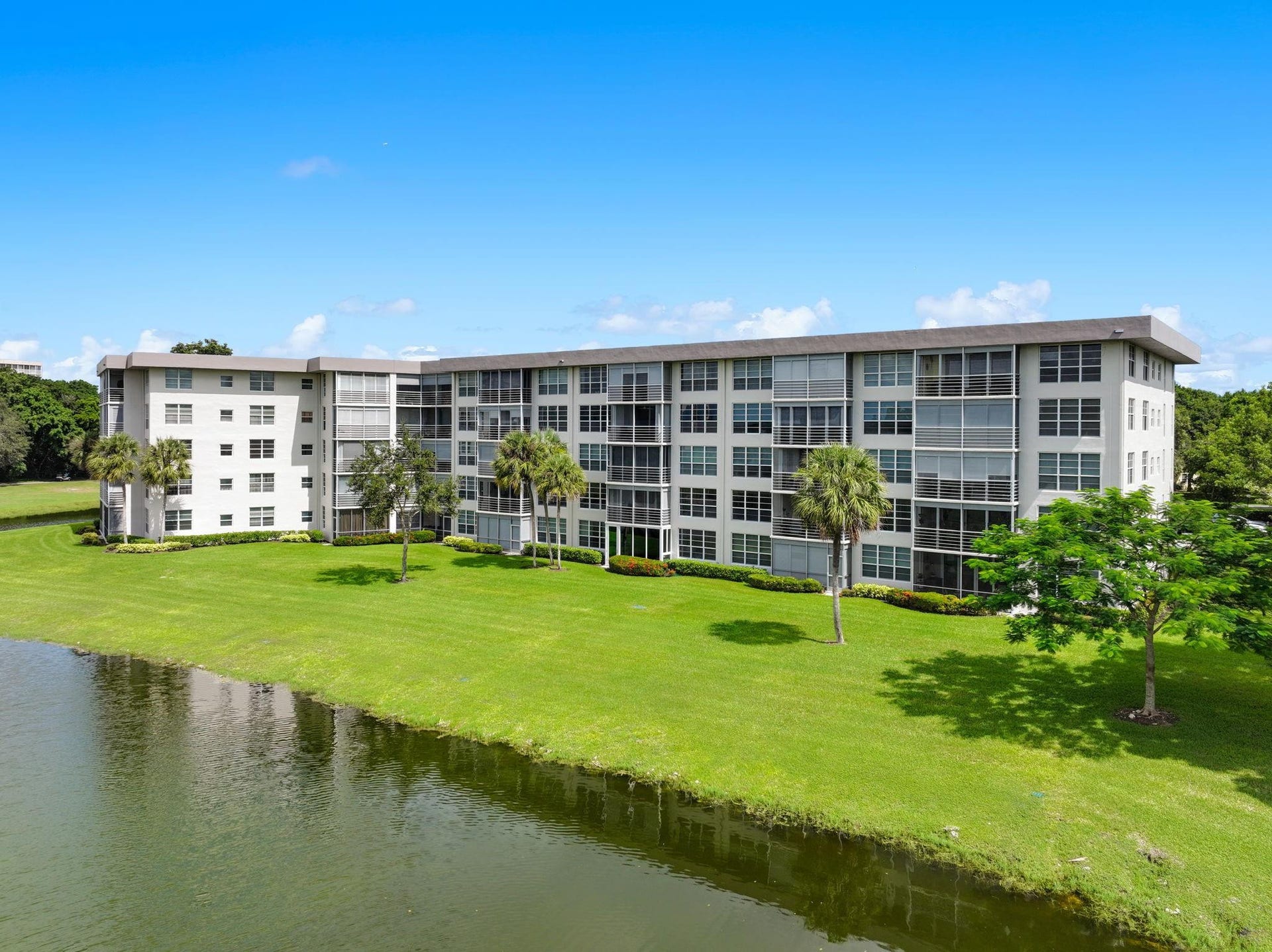 555 Oaks Lane, #112, Pompano Beach, FL 33069 555 Oaks Lane, #112, Pompano Beach, FL 33069