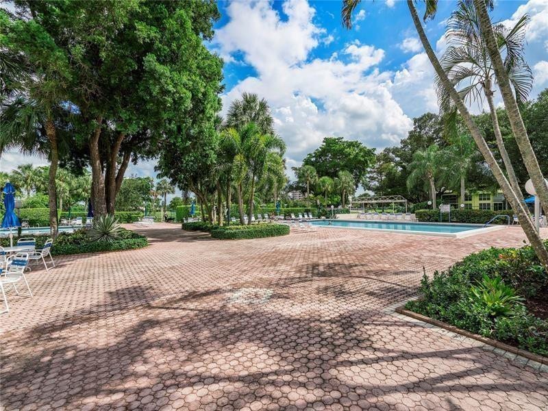 555 Oaks Lane, #112, Pompano Beach, FL 33069 555 Oaks Lane, #112, Pompano Beach, FL 33069
