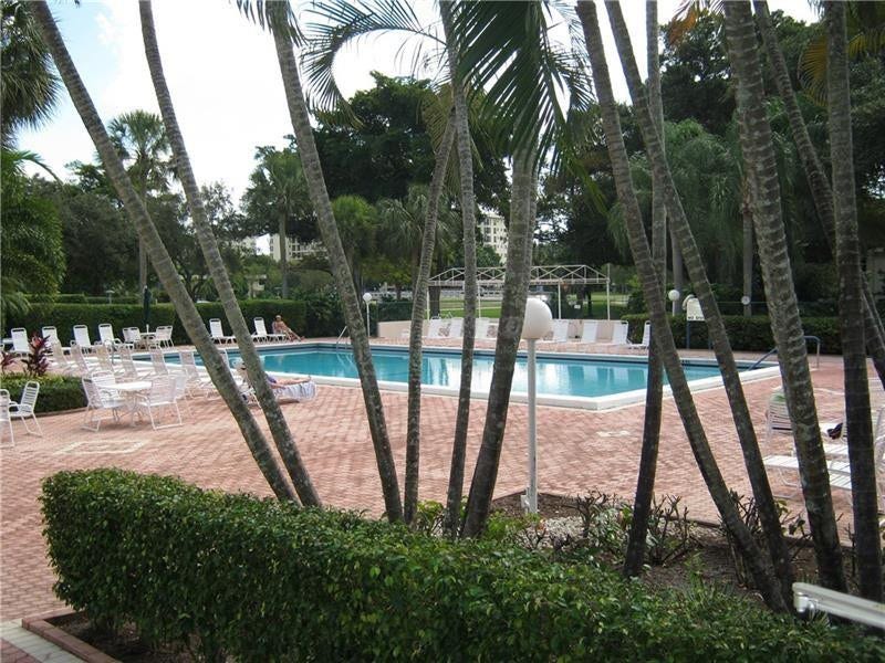 555 Oaks Lane, #112, Pompano Beach, FL 33069 555 Oaks Lane, #112, Pompano Beach, FL 33069