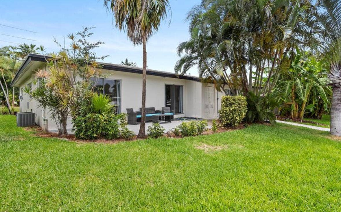 3860 NE 23rd Avenue, Lighthouse Point, FL 33064 Unit 4 Backyard