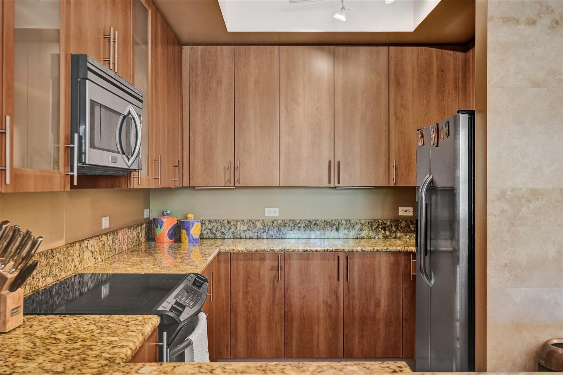 2601 NE 14th Avenue, #104, Wilton Manors, FL 33334 42" cabinets