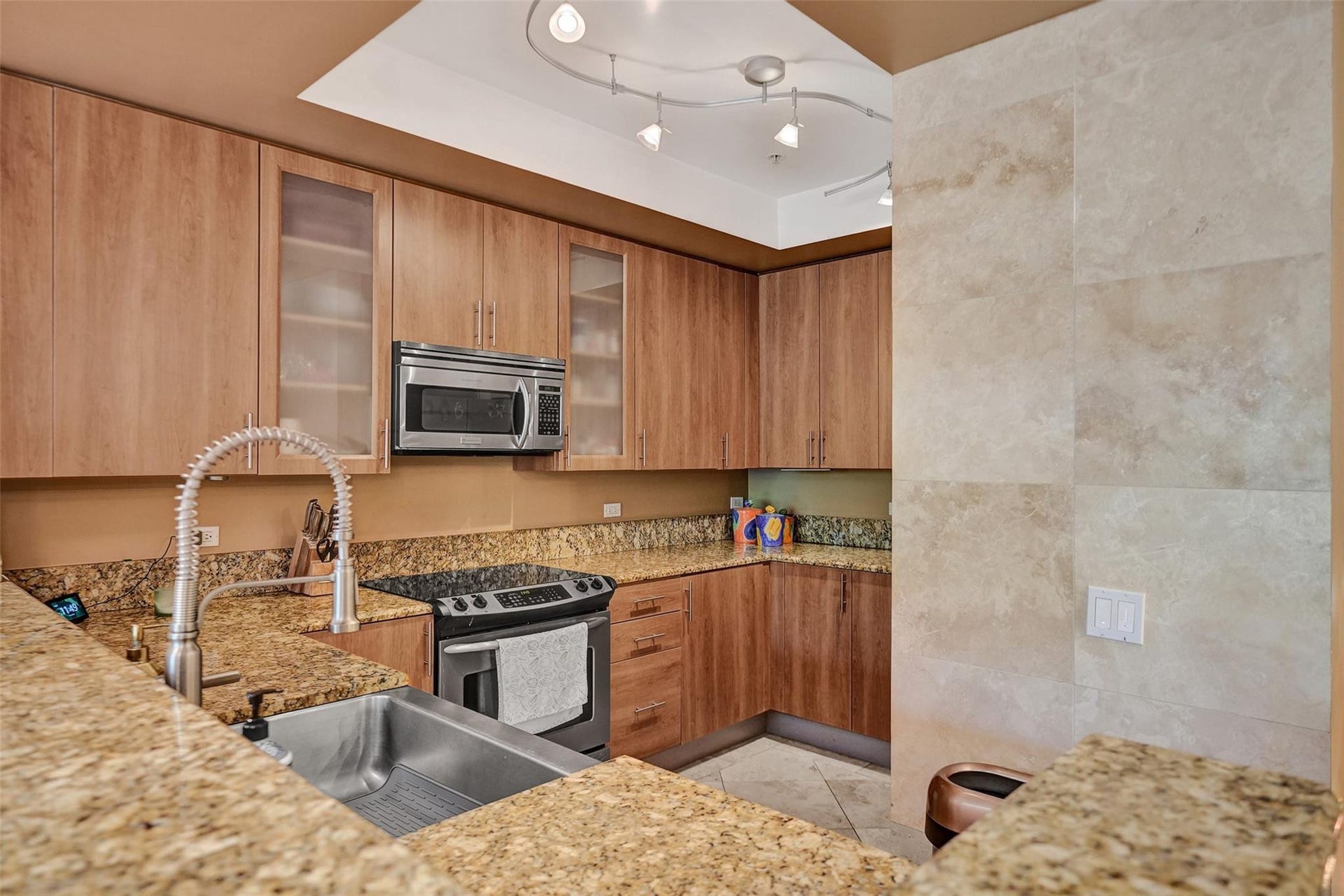 2601 NE 14th Avenue, #104, Wilton Manors, FL 33334 Kitchen