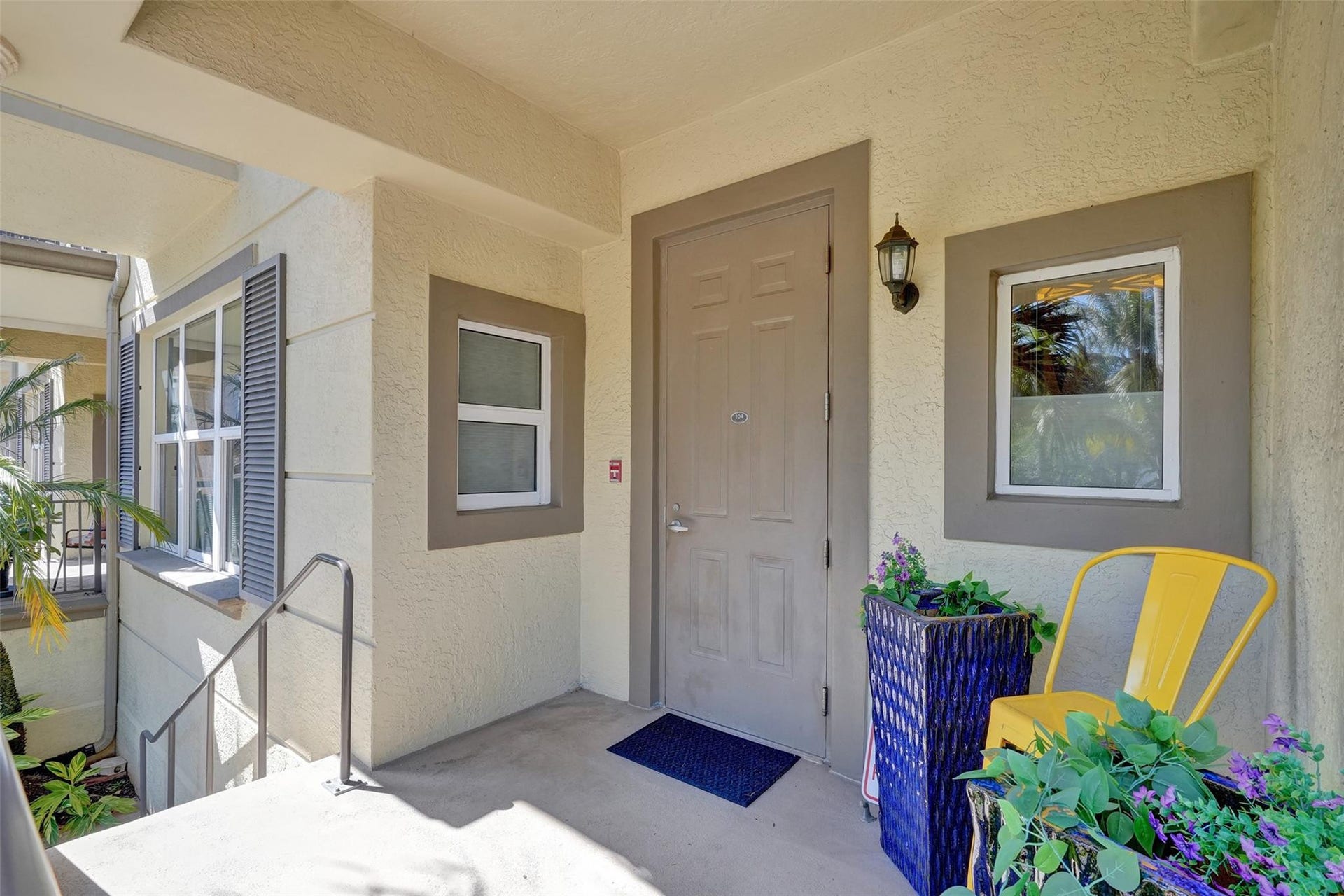 2601 NE 14th Avenue, #104, Wilton Manors, FL 33334 Front porch