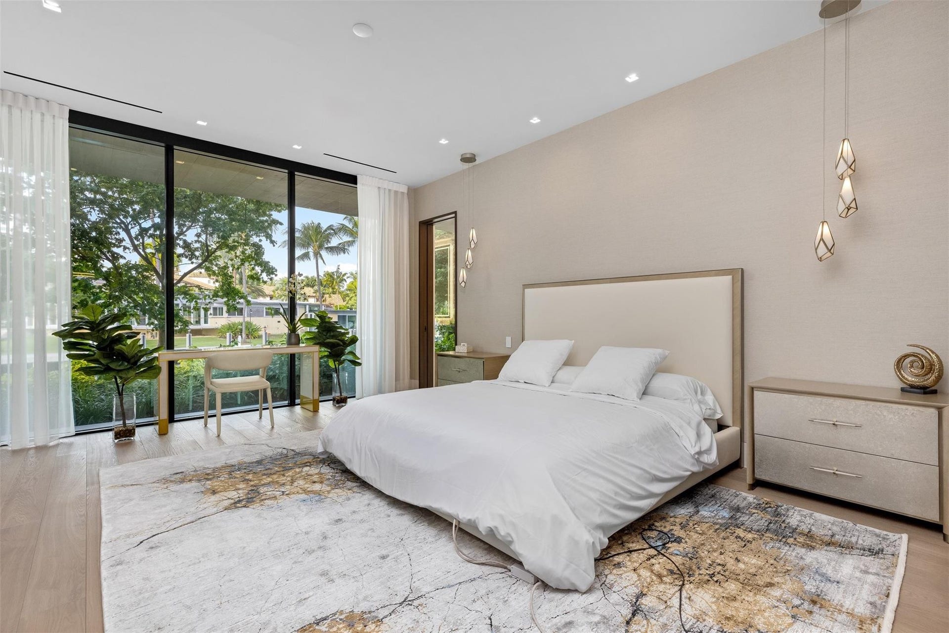 625 San Marco Drive, Fort Lauderdale, FL 33301 First floor en-suite VIP Guest Room