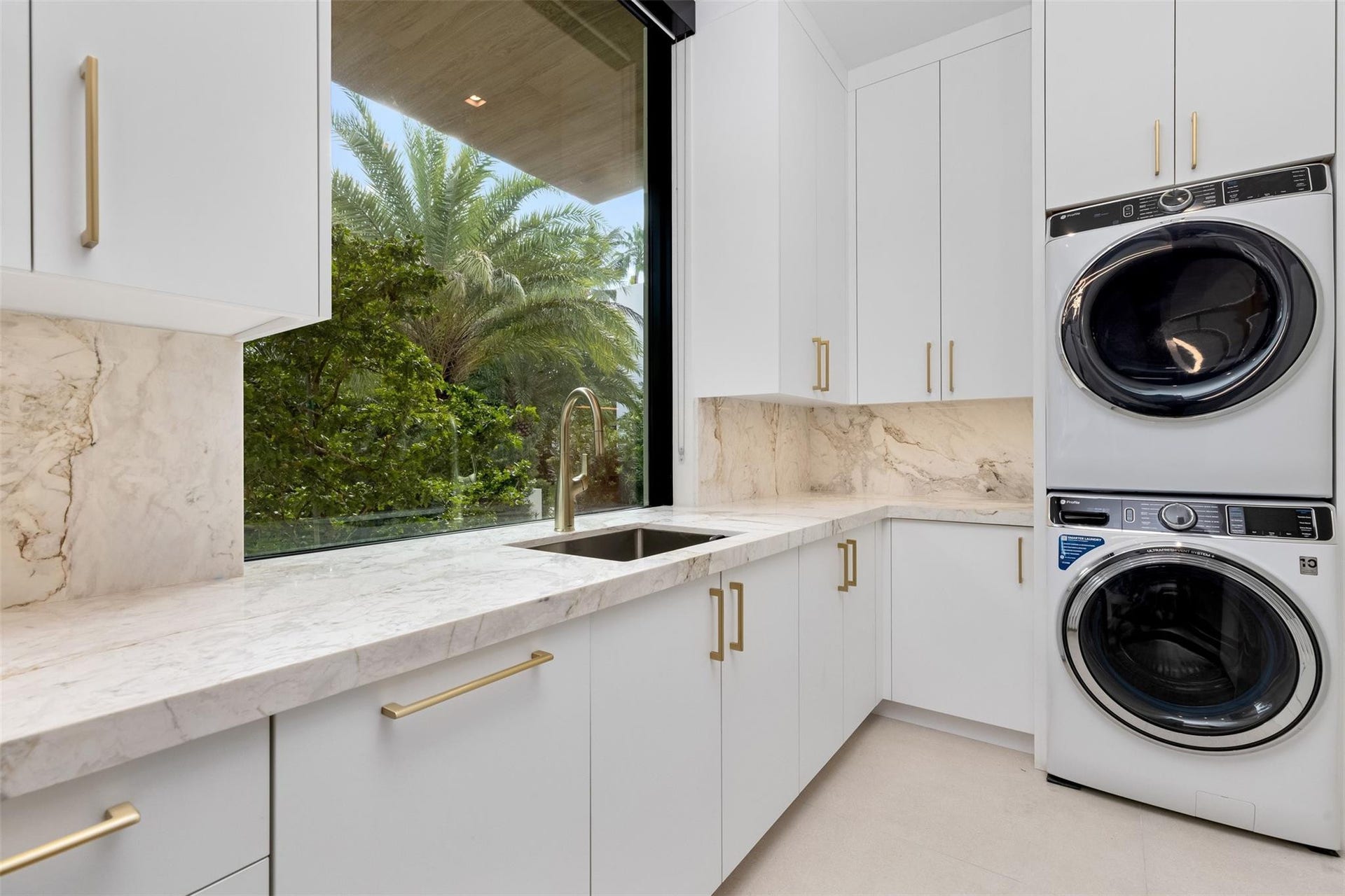 625 San Marco Drive, Fort Lauderdale, FL 33301 First floor laundry