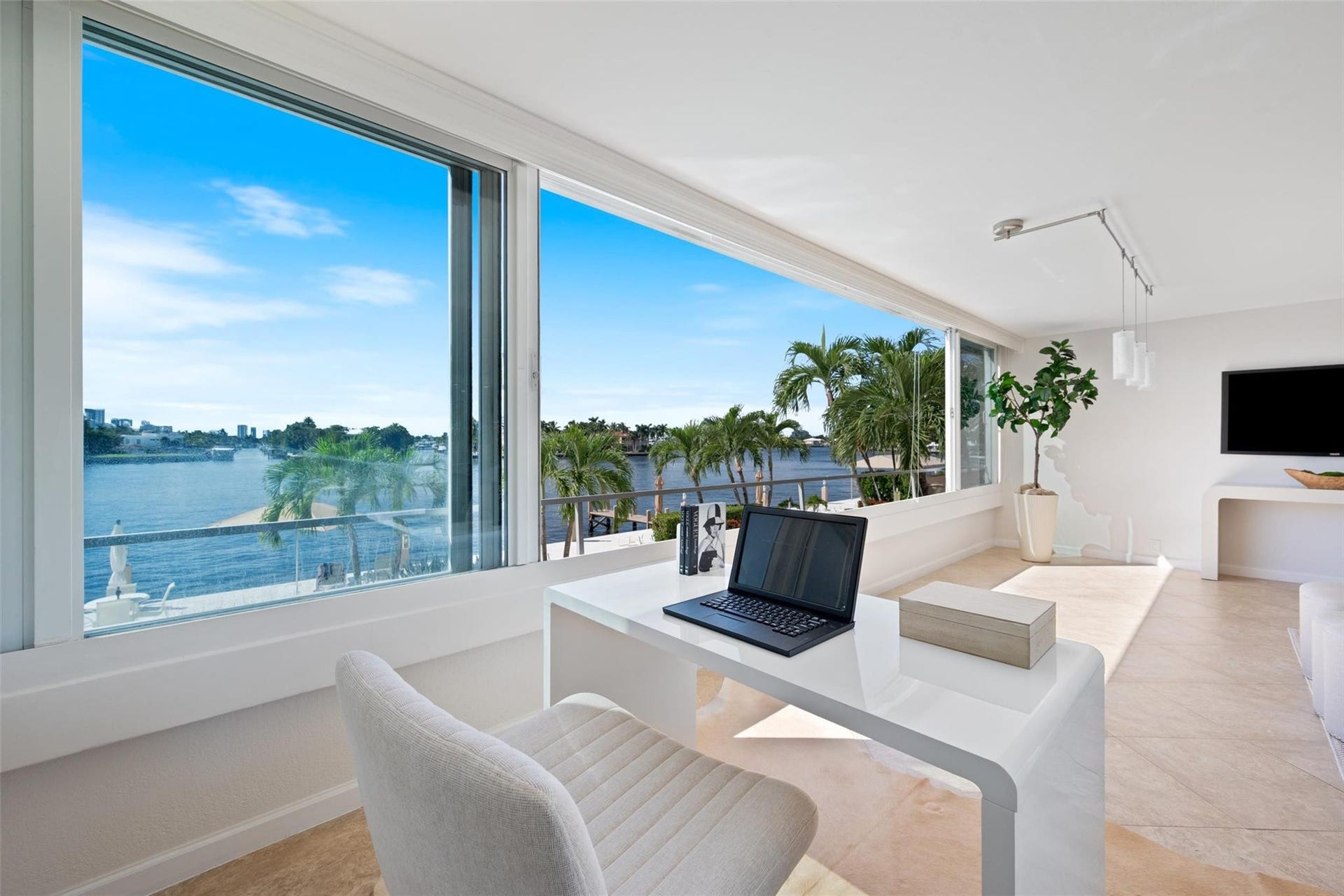 215 N Birch Road, #2b, Fort Lauderdale, FL 33304