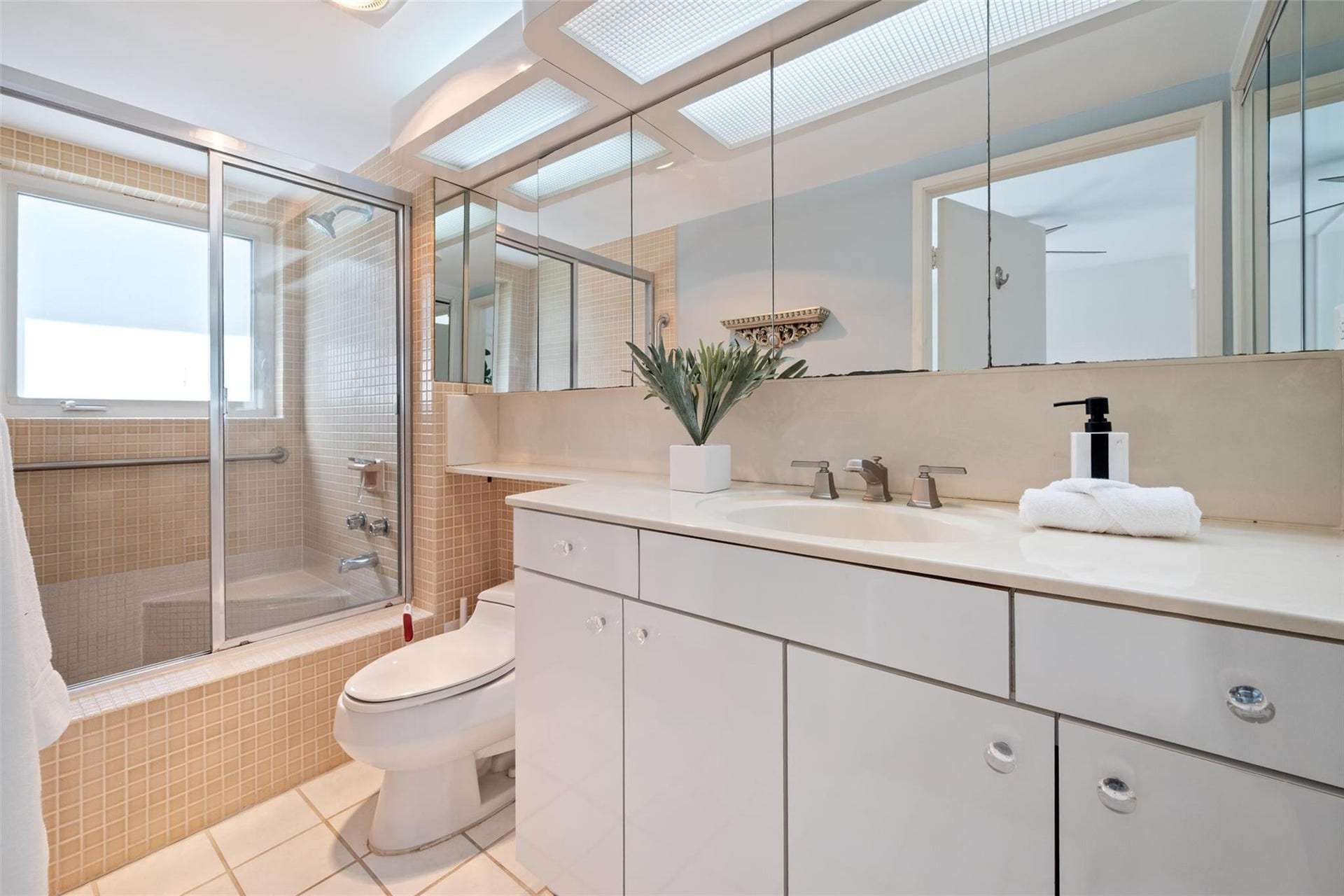 215 N Birch Road, #2b, Fort Lauderdale, FL 33304