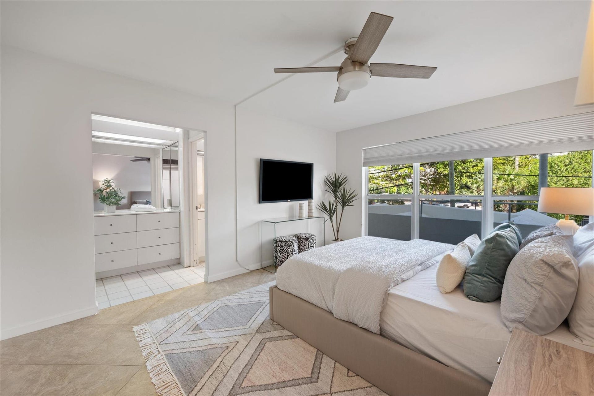 215 N Birch Road, #2b, Fort Lauderdale, FL 33304