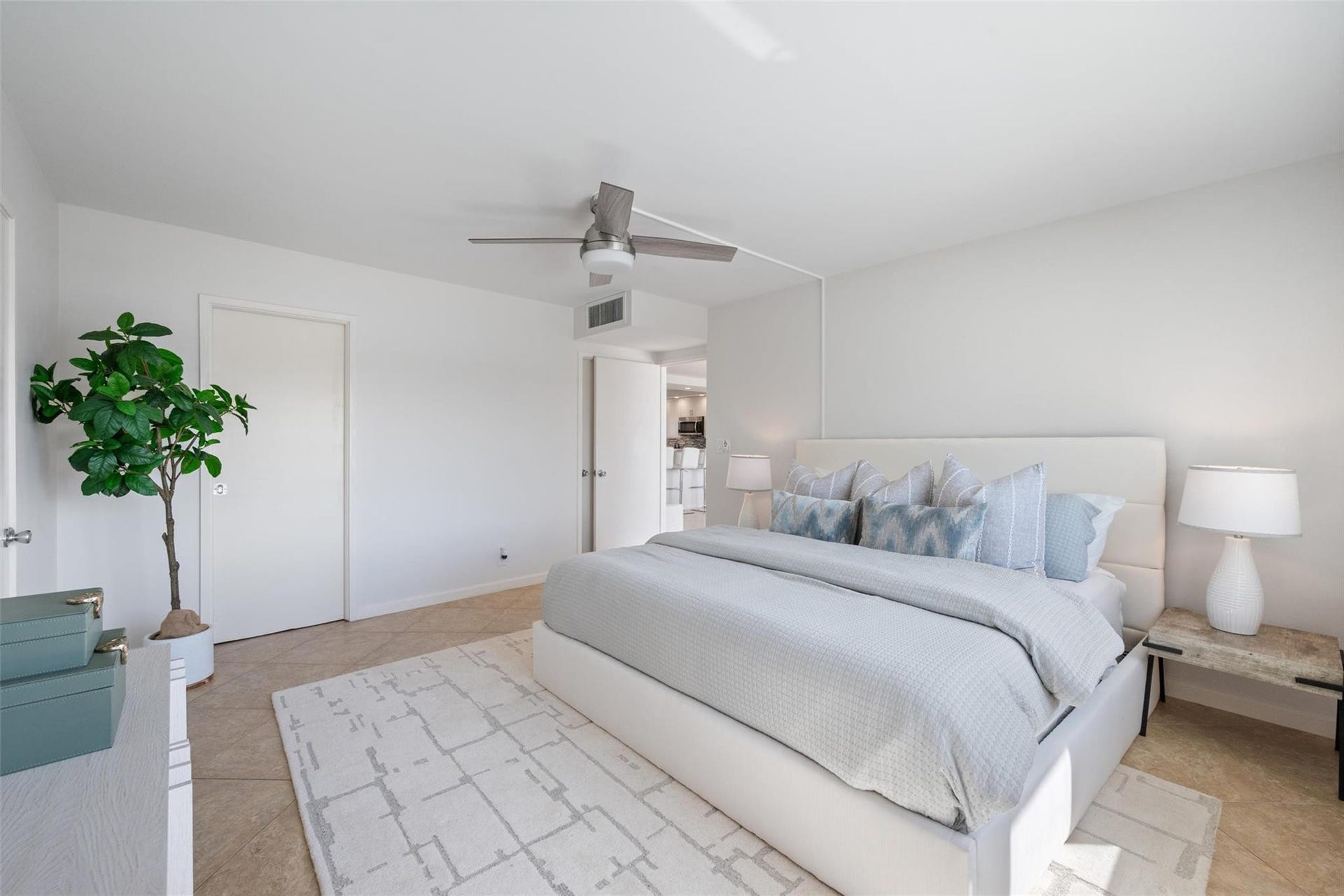 215 N Birch Road, #2b, Fort Lauderdale, FL 33304