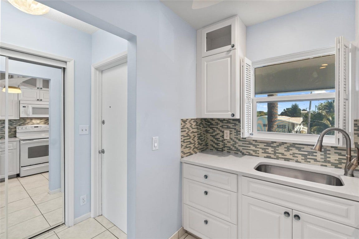 2050 NE 39th Street, #302e, Lighthouse Point, FL 33064