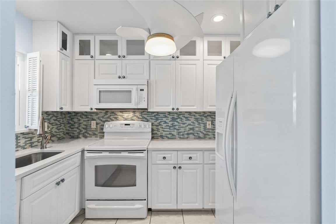 2050 NE 39th Street, #302e, Lighthouse Point, FL 33064