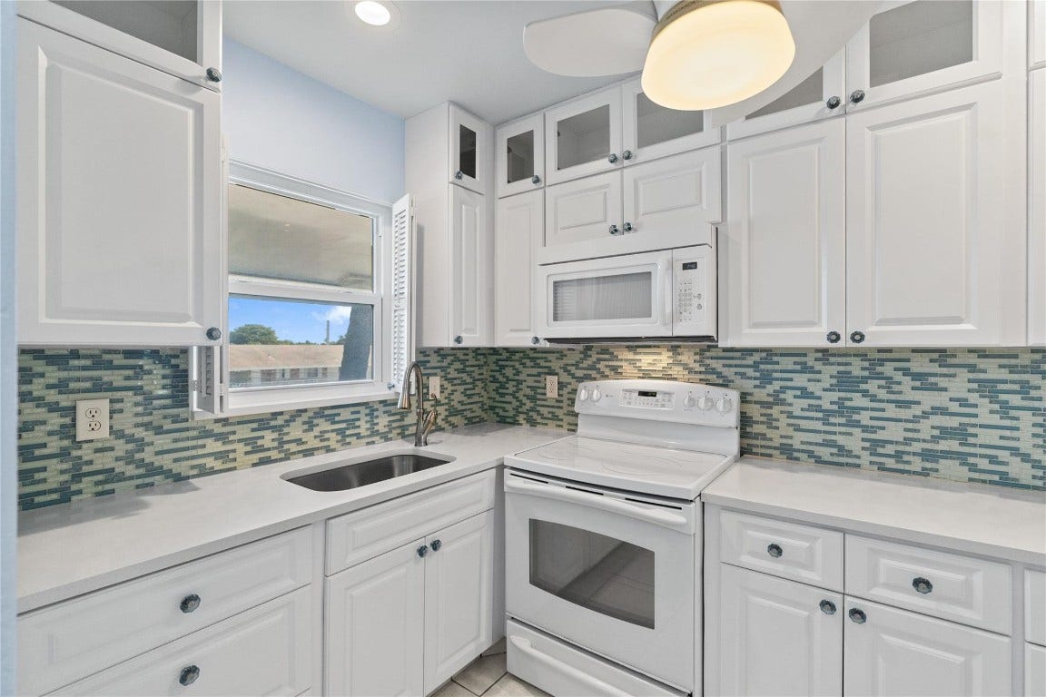 2050 NE 39th Street, #302e, Lighthouse Point, FL 33064