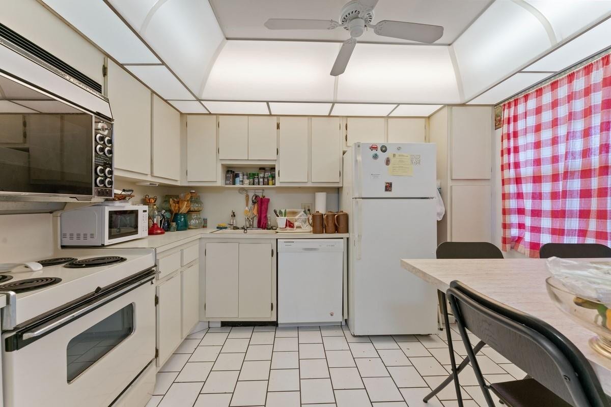 3095 N Course Drive, #412, Pompano Beach, FL 33069 Kitchen can be open concept
