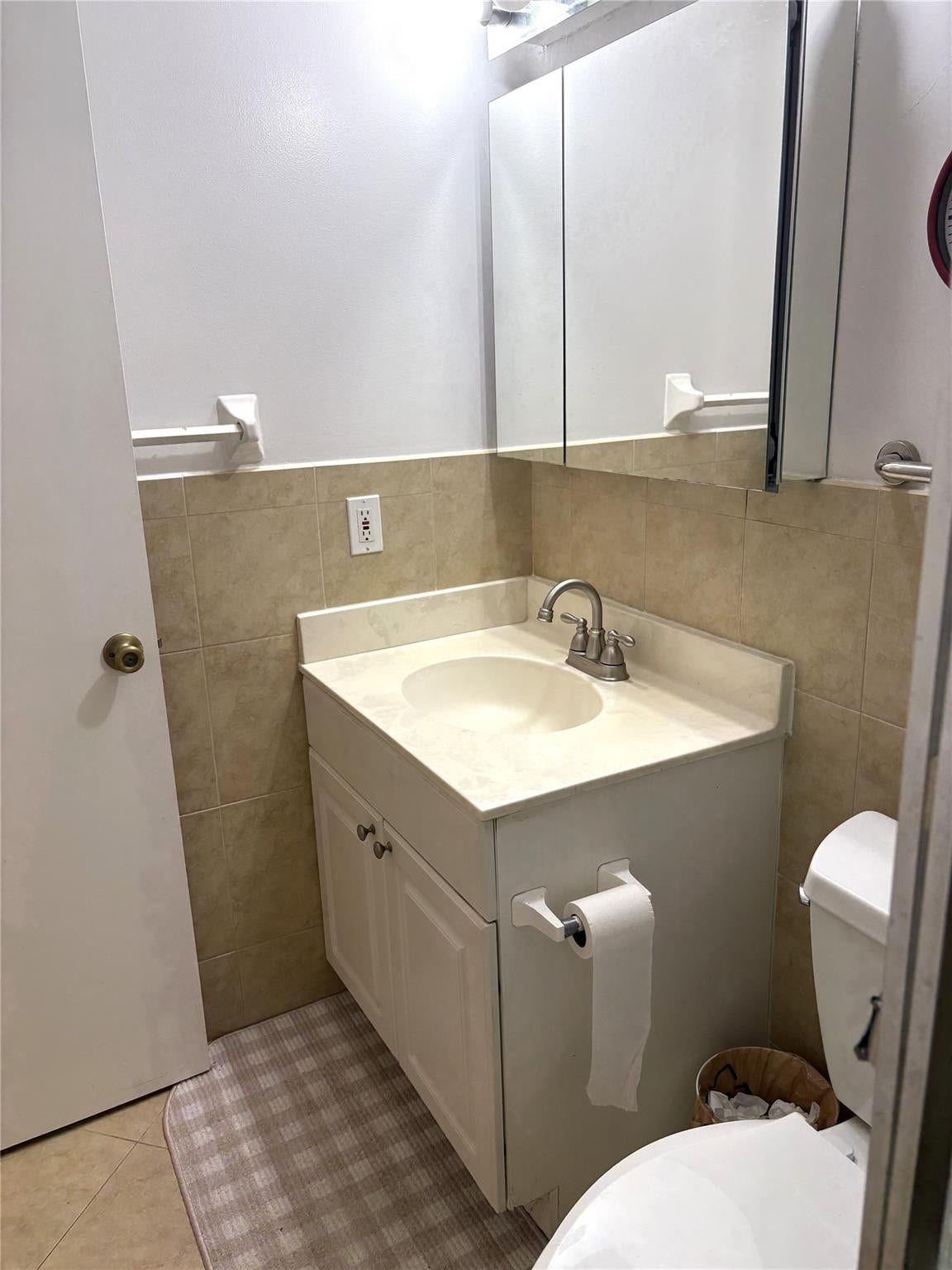 620 Tennis Club Drive, #105, Fort Lauderdale, FL 33311 Upstairs bathroom