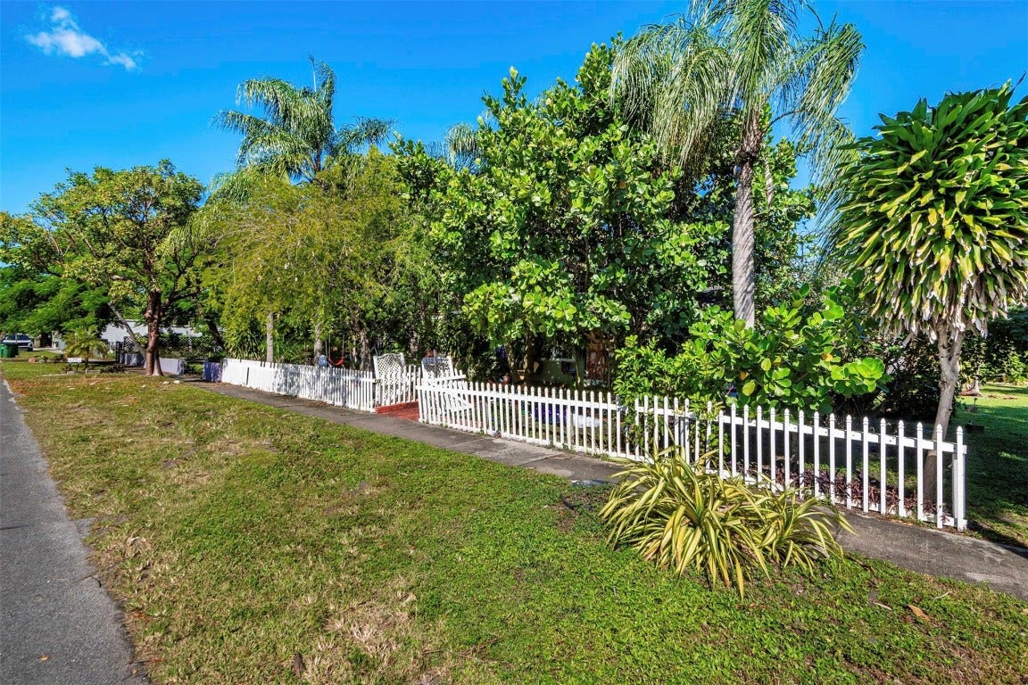 302 SW 15th Street, Dania Beach, FL 33004 302 SW 15th Street, Dania Beach, FL 33004