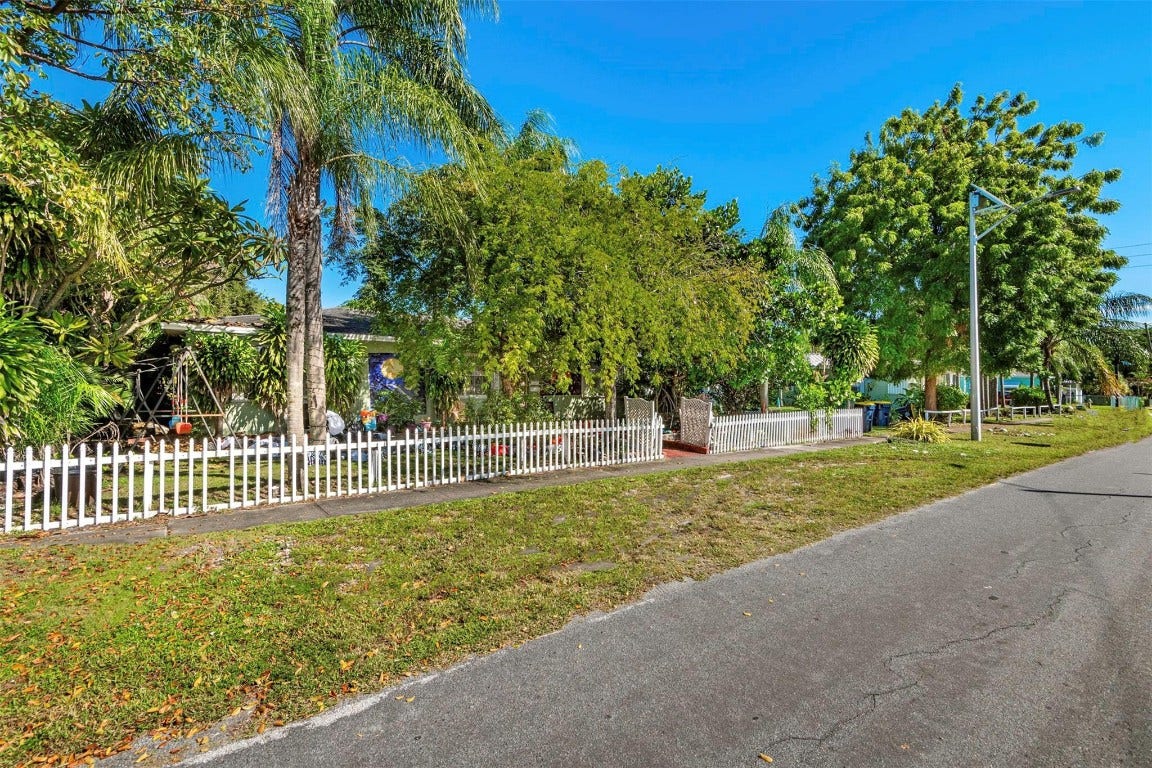 302 SW 15th Street, Dania Beach, FL 33004 302 SW 15th Street, Dania Beach, FL 33004