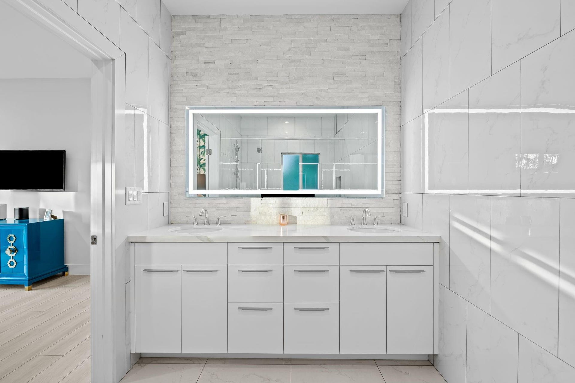 1731 NE 23rd Avenue, Fort Lauderdale, FL 33305 Primary ensuite bathroom