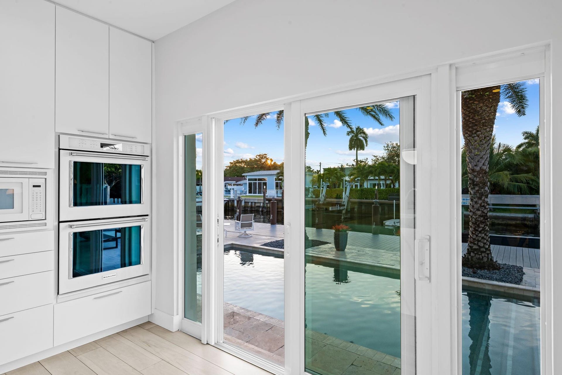 1731 NE 23rd Avenue, Fort Lauderdale, FL 33305 Fantastic light