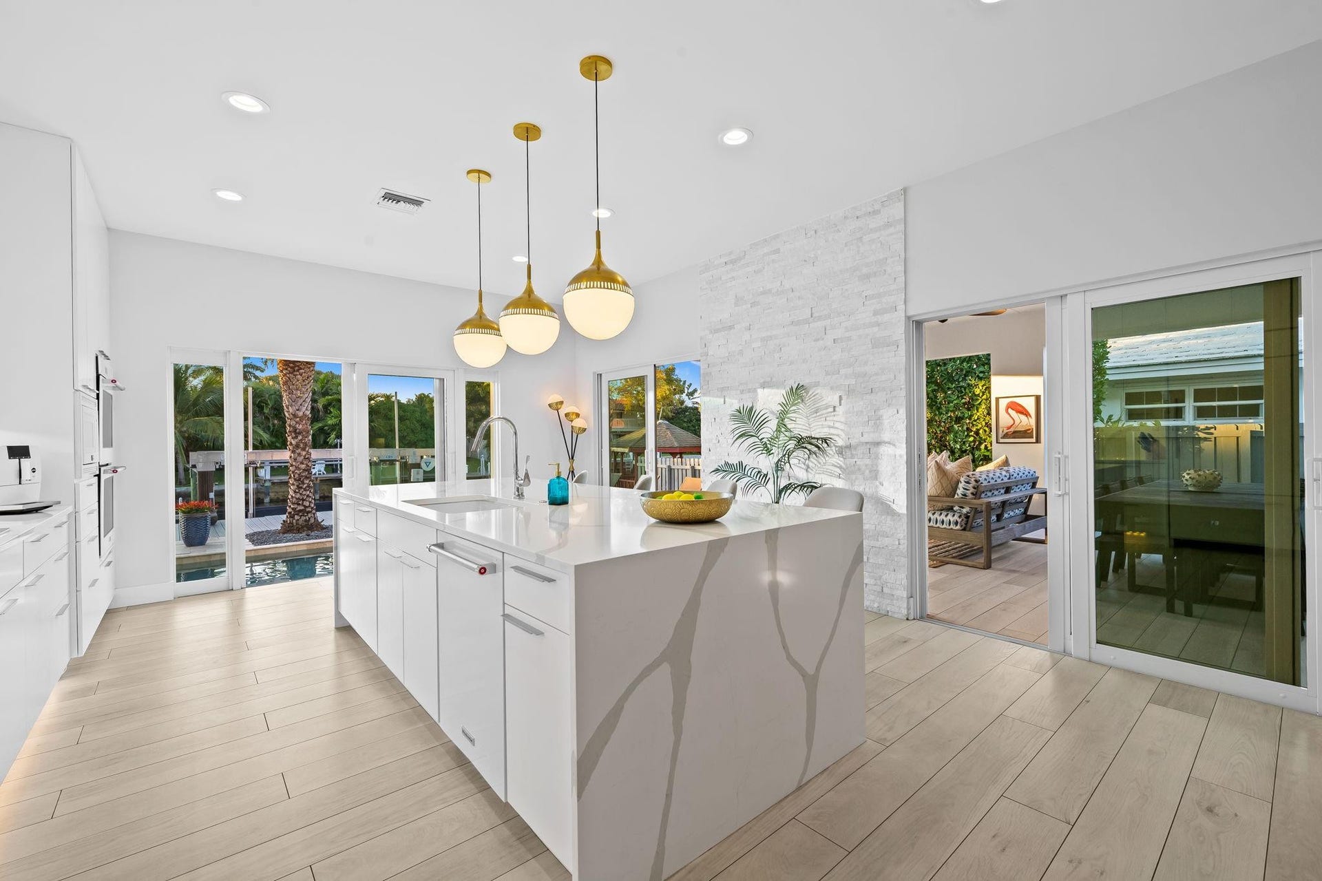 1731 NE 23rd Avenue, Fort Lauderdale, FL 33305 Gorgeous caesarstone island