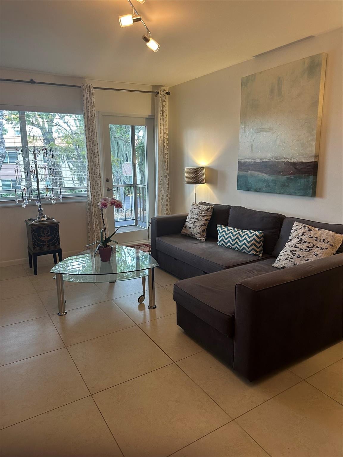 119 NE 19th Court, #215 G, Wilton Manors, FL 33305 LIVING ROOM