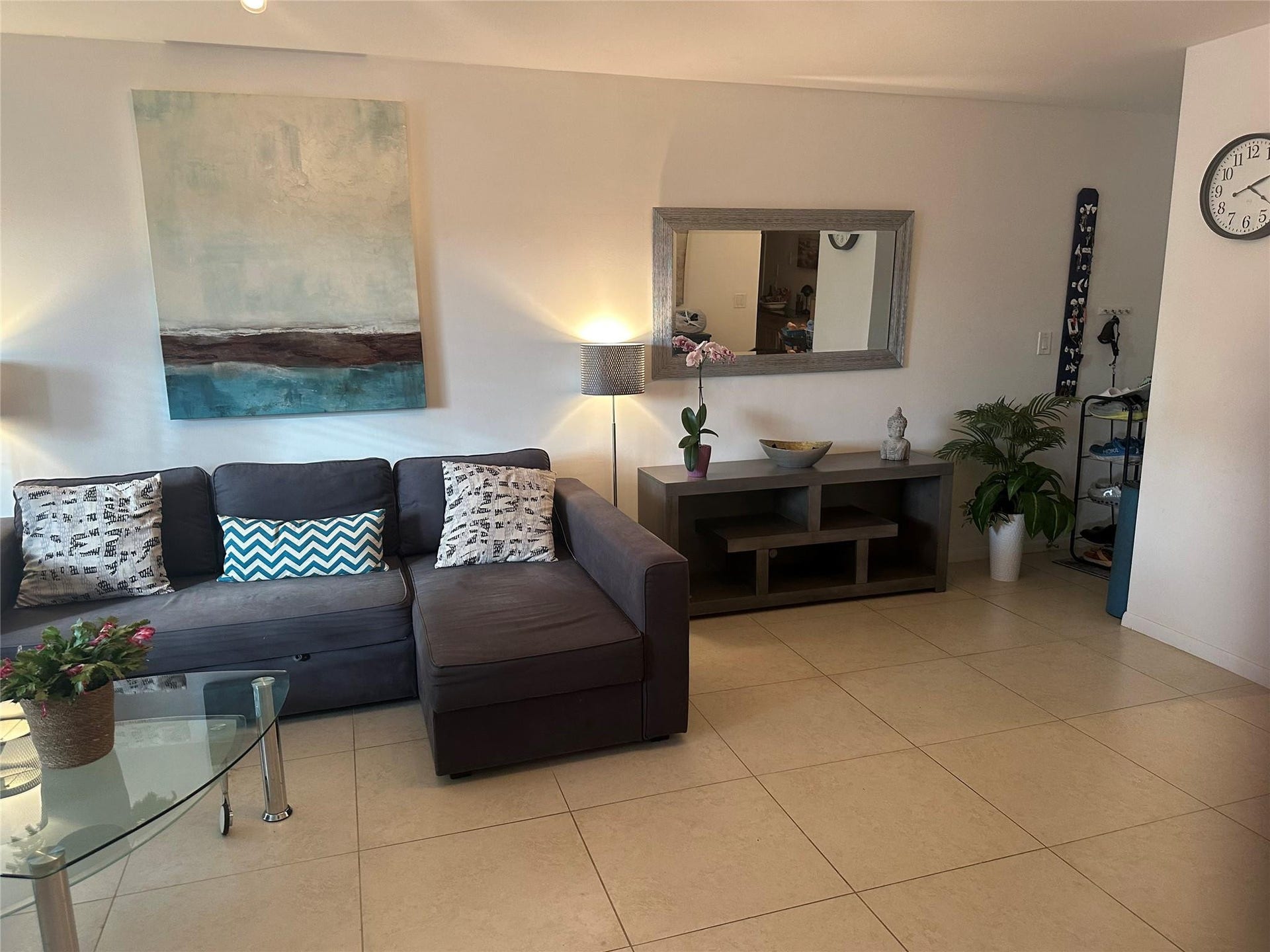 119 NE 19th Court, #215 G, Wilton Manors, FL 33305 LIVINGROOM