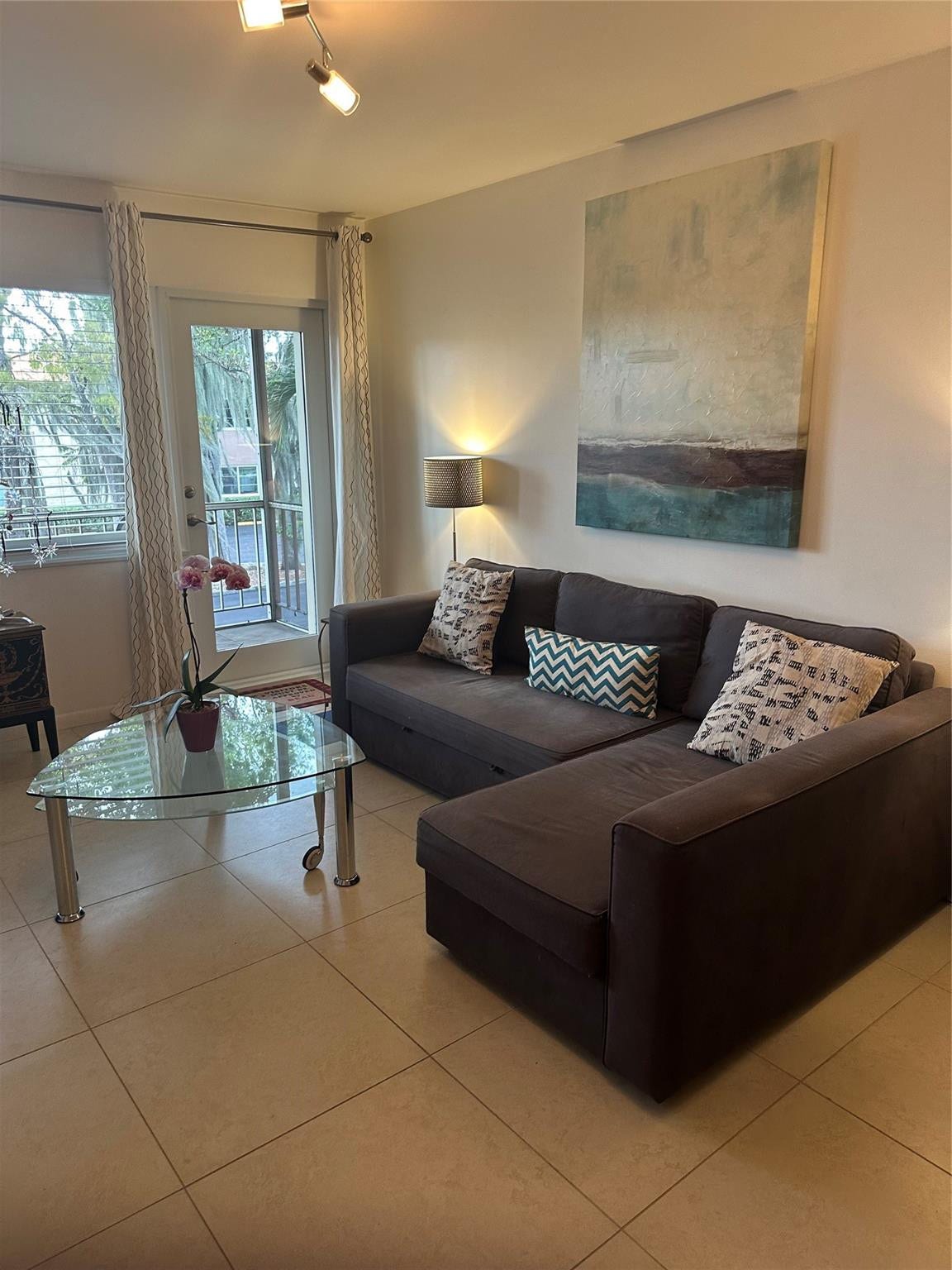 119 NE 19th Court, #215 G, Wilton Manors, FL 33305 LIVING ROOM