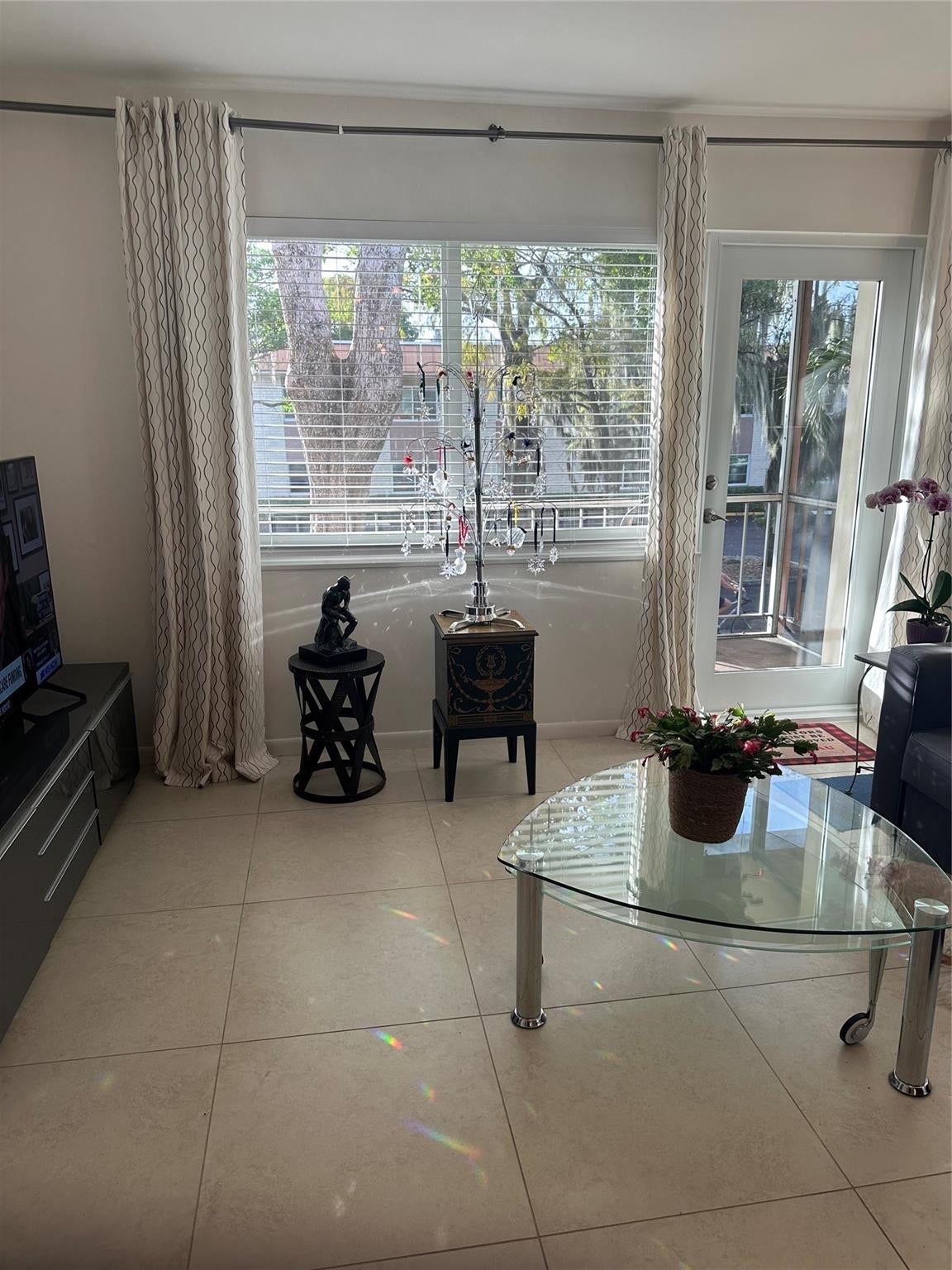 119 NE 19th Court, #215 G, Wilton Manors, FL 33305 LIVING ROOM