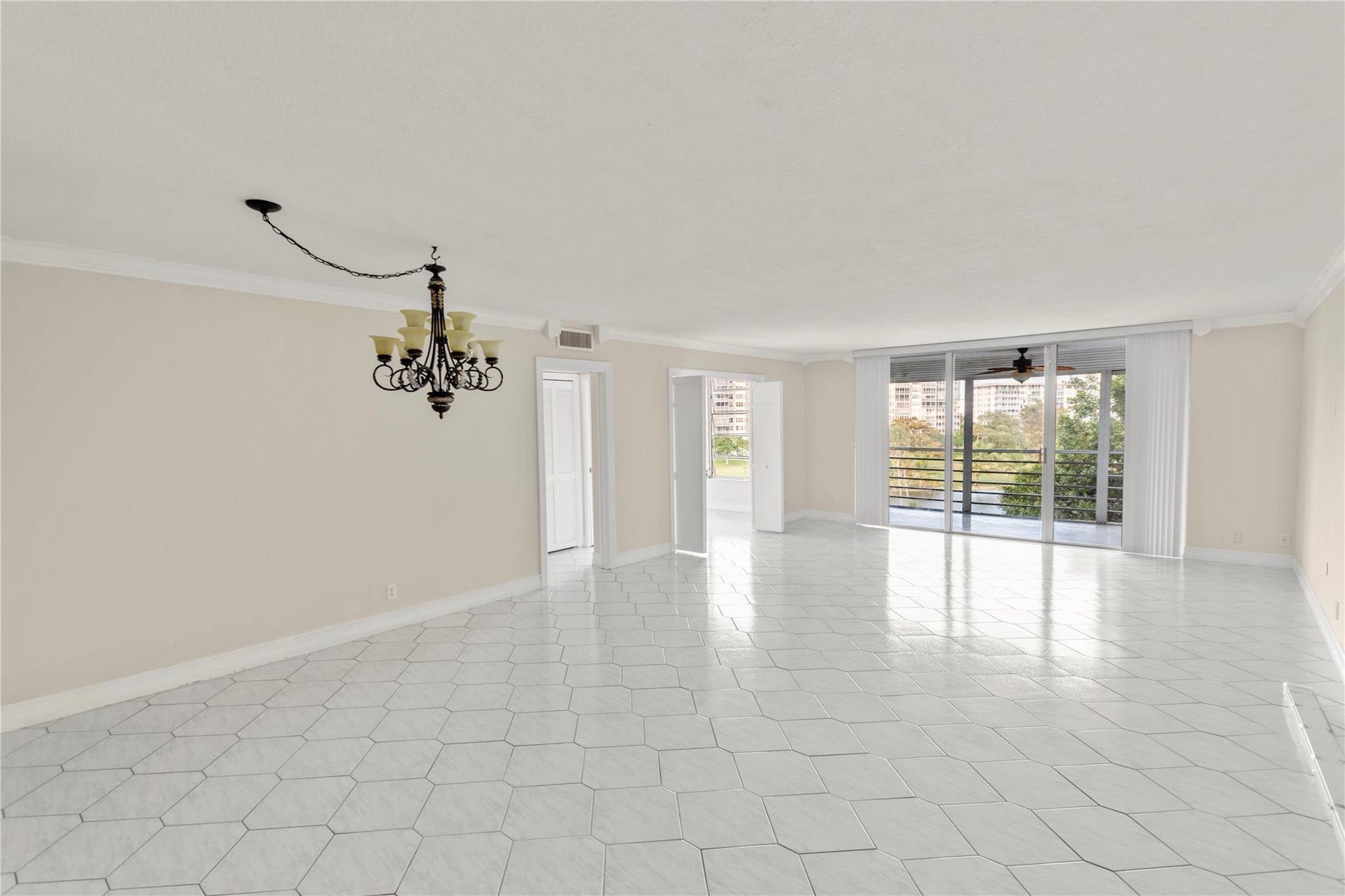 3900 Oaks Clubhouse Drive, #507, Pompano Beach, FL 33069 Photo 8