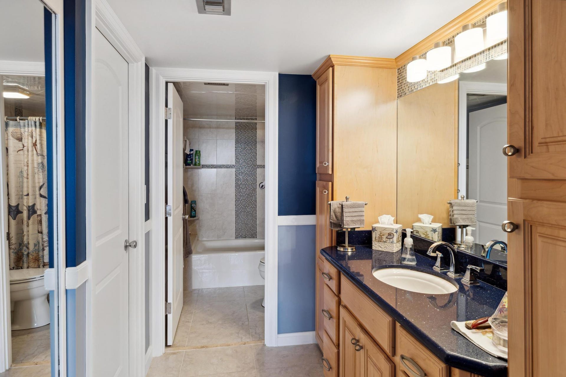 3200 Port Royale Drive, #1208, Fort Lauderdale, FL 33308 MAIN BATHROOM