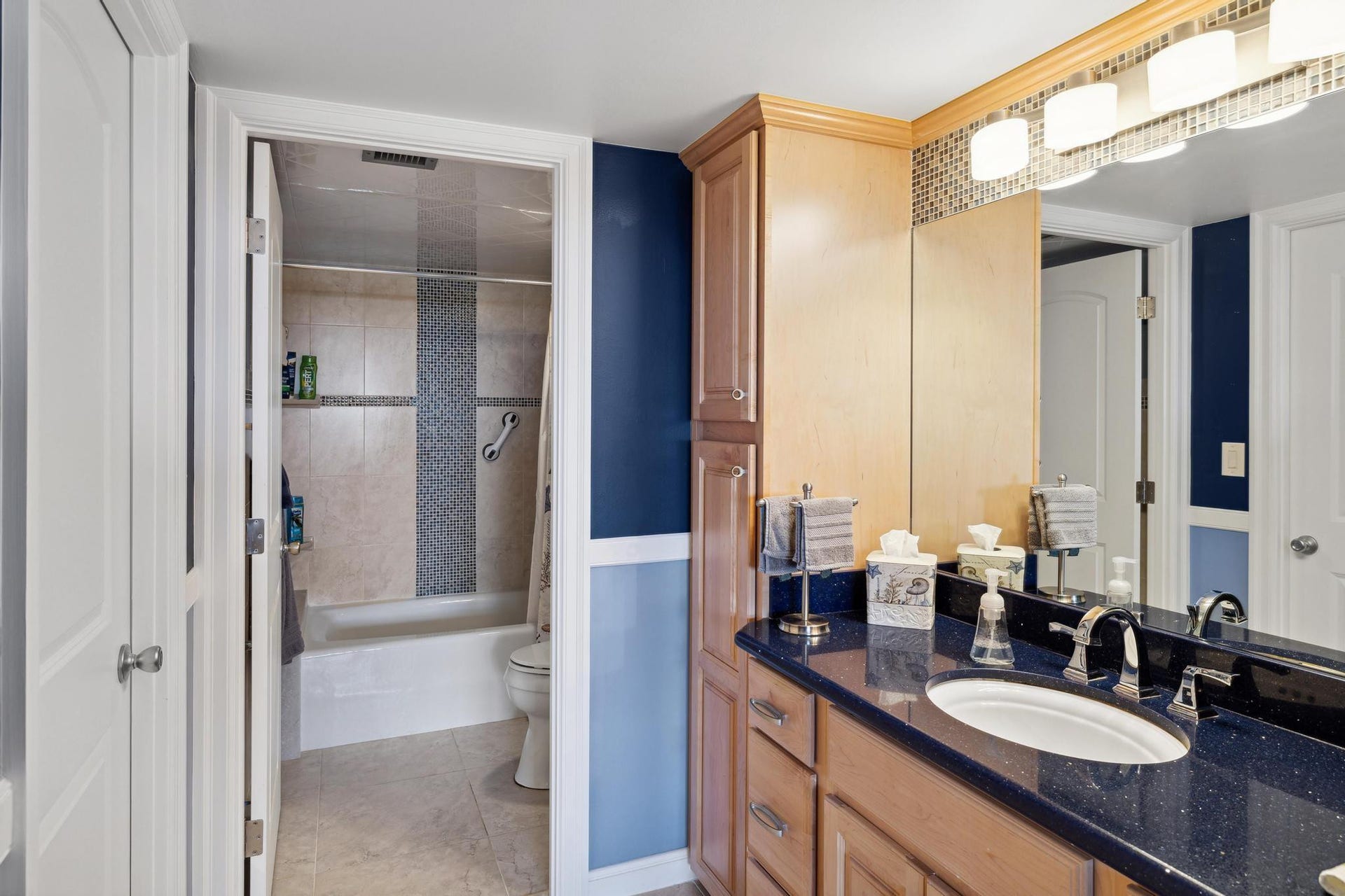 3200 Port Royale Drive, #1208, Fort Lauderdale, FL 33308 MAIN BATHROOM