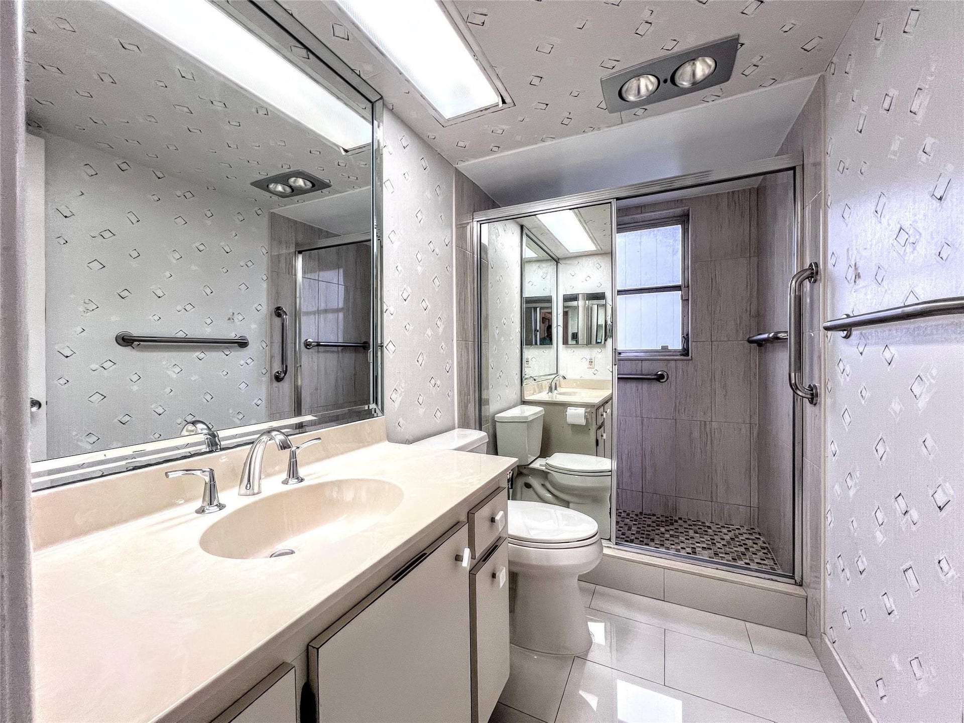 2nd Bathroom....