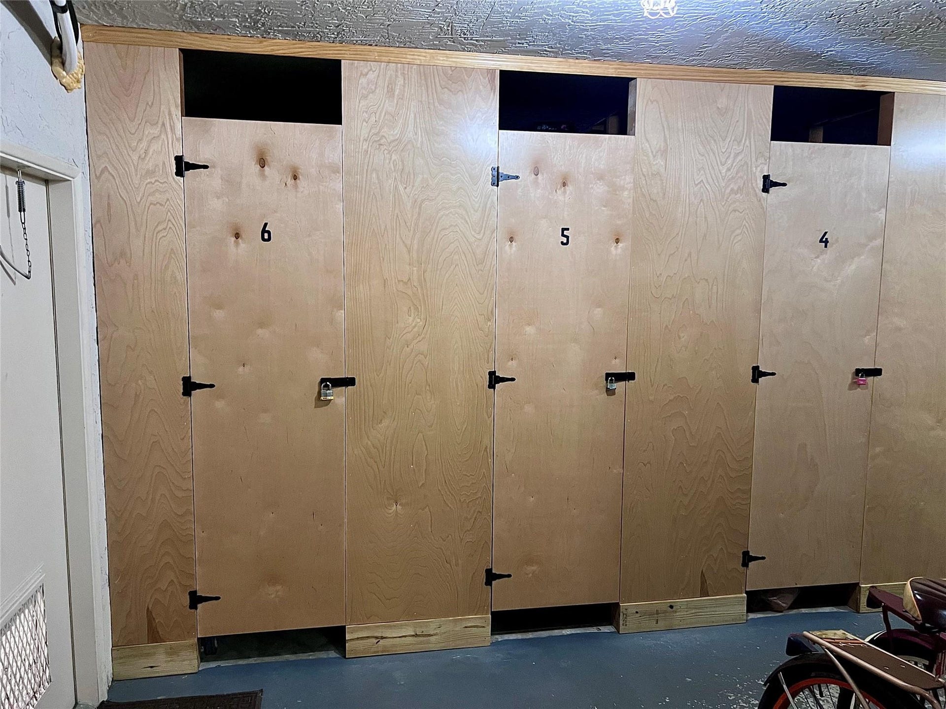Full size storage unit off the lobby...