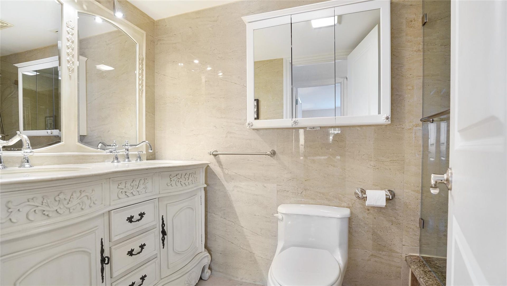 3410 Galt Ocean Drive, #802 N, Fort Lauderdale, FL 33308 Guest bathroom.